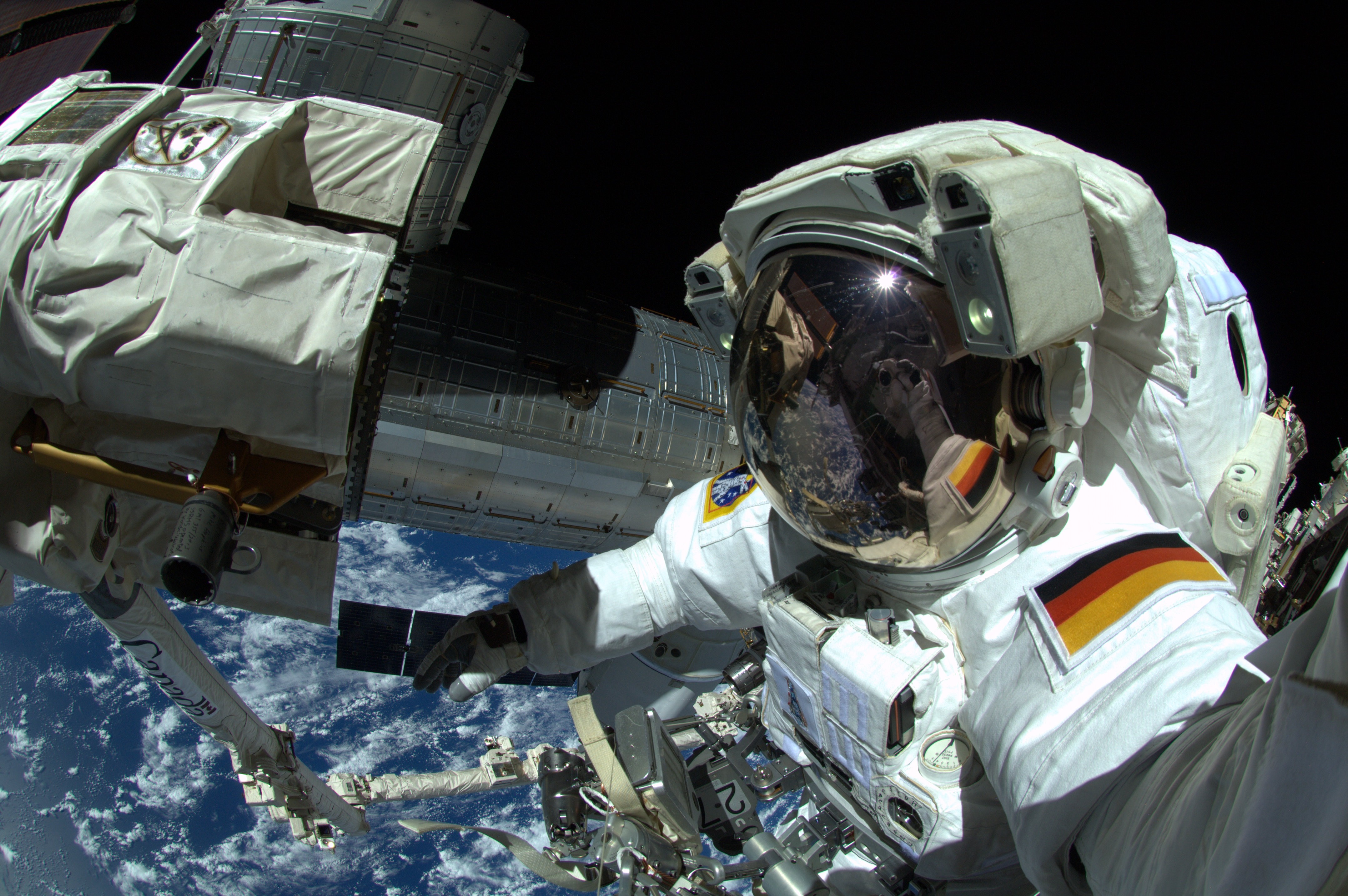 Space Selfies Astronaut International Space Station Earth Alexander Gerst ESA Space Suit 4312x2868