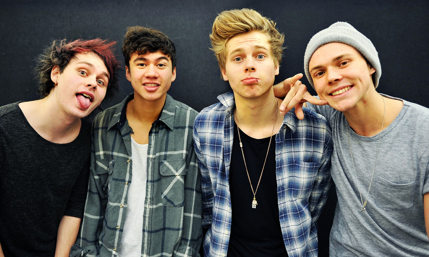 5 Seconds Of Summer Men Tongue Out 1800x1080