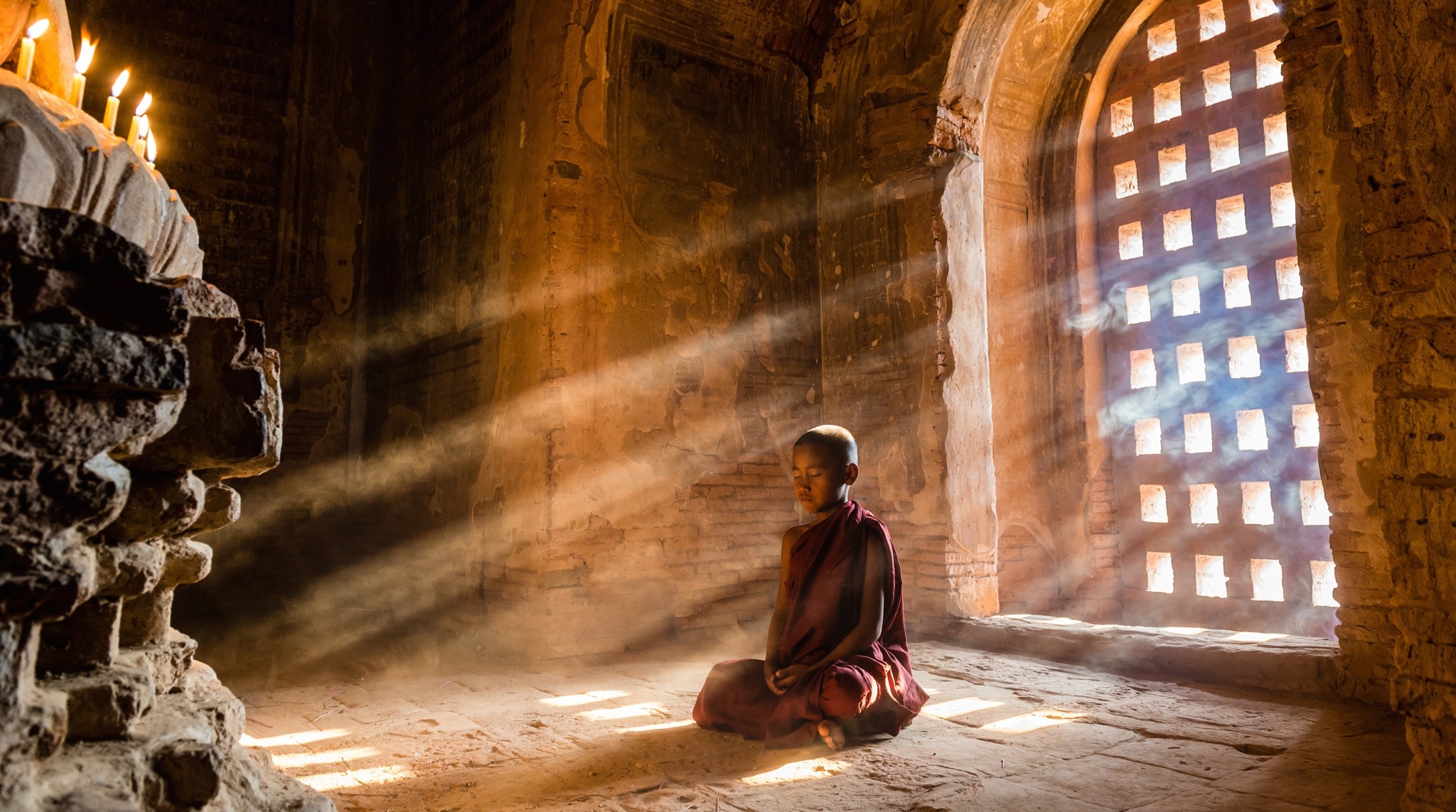 Monk Meditation Sunbeam Buddhism Temple Little Boy Sunlight 2048x1143