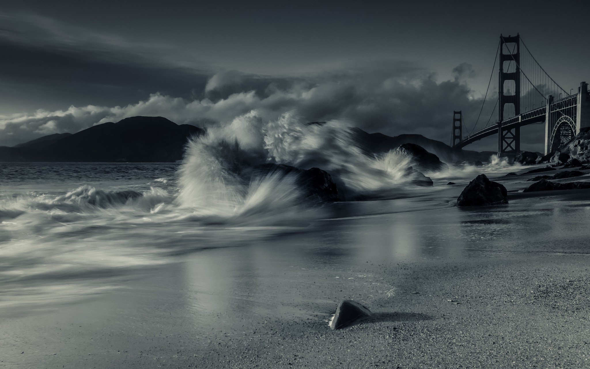 Cityscape Monochrome USA Architecture Golden Gate Bridge San Francisco Bay Waves Sea Beach Sand Rock 2048x1280