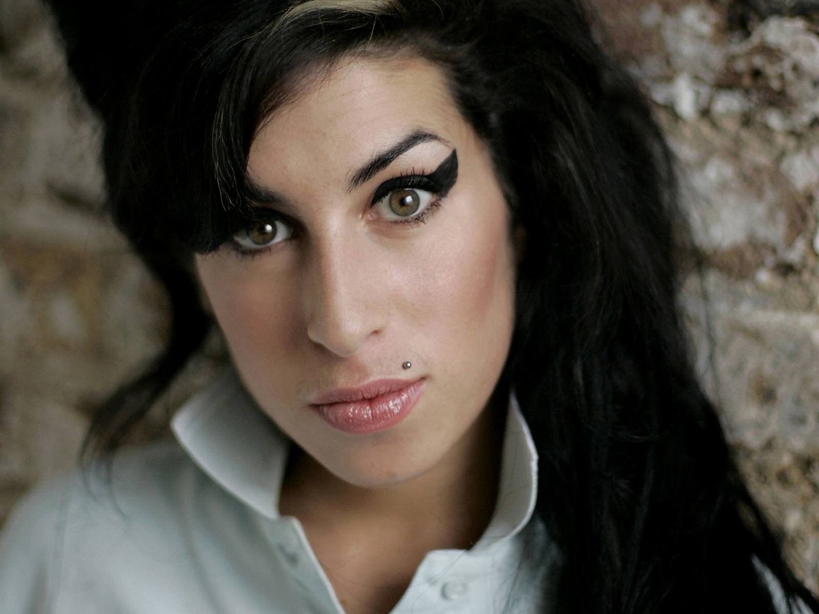 Amy Winehouse Singer Women Face Eyeliner Black Hair Looking At Viewer Closeup 1600x1200