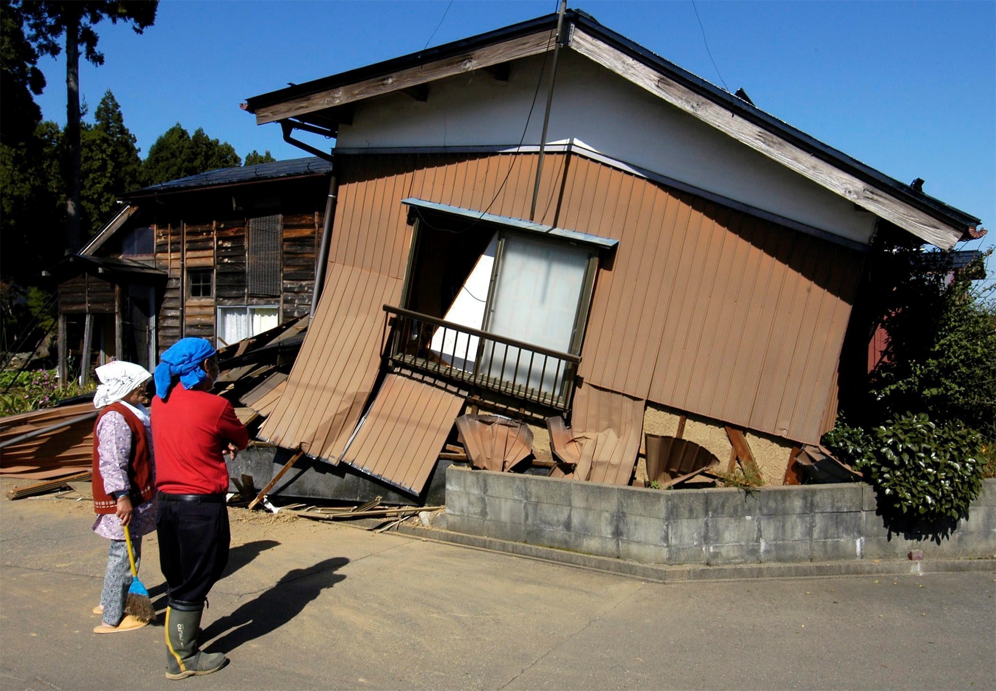 Japan Earthquakes Asia 2000x1389