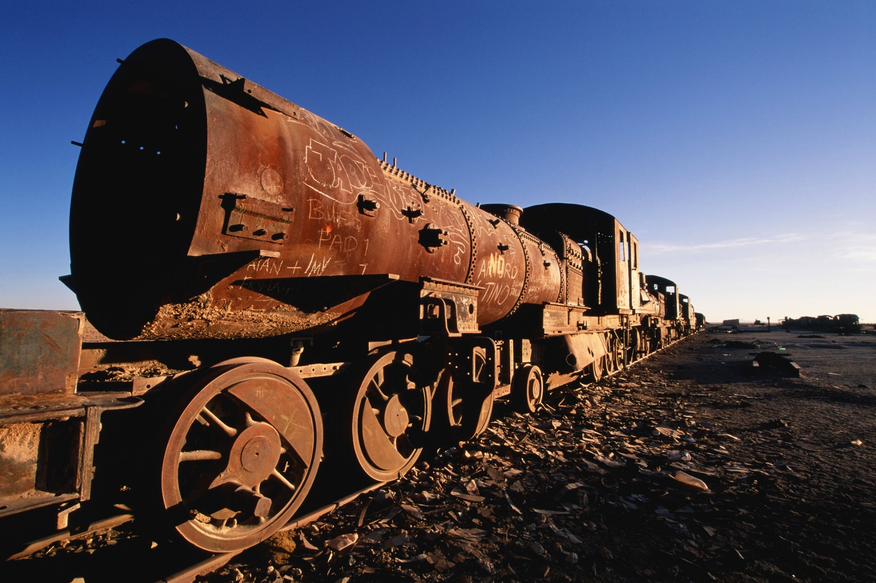 Train Wreck Bolivia 2823x1881