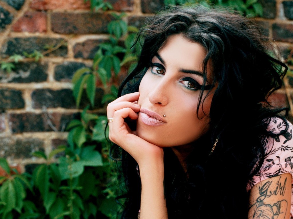 Dark Hair Amy Winehouse Singer Women 1024x768