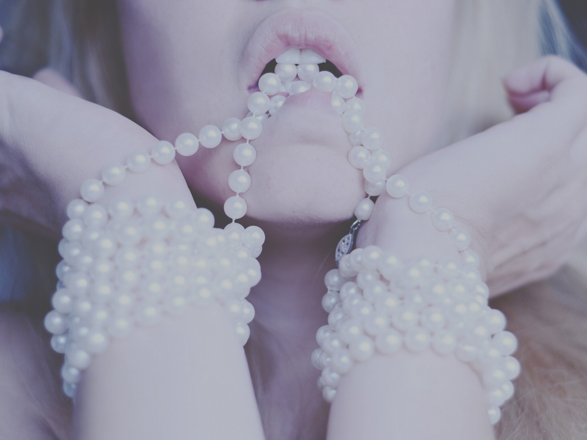 Filter Women Face Bracelets Pearls Model 1920x1440