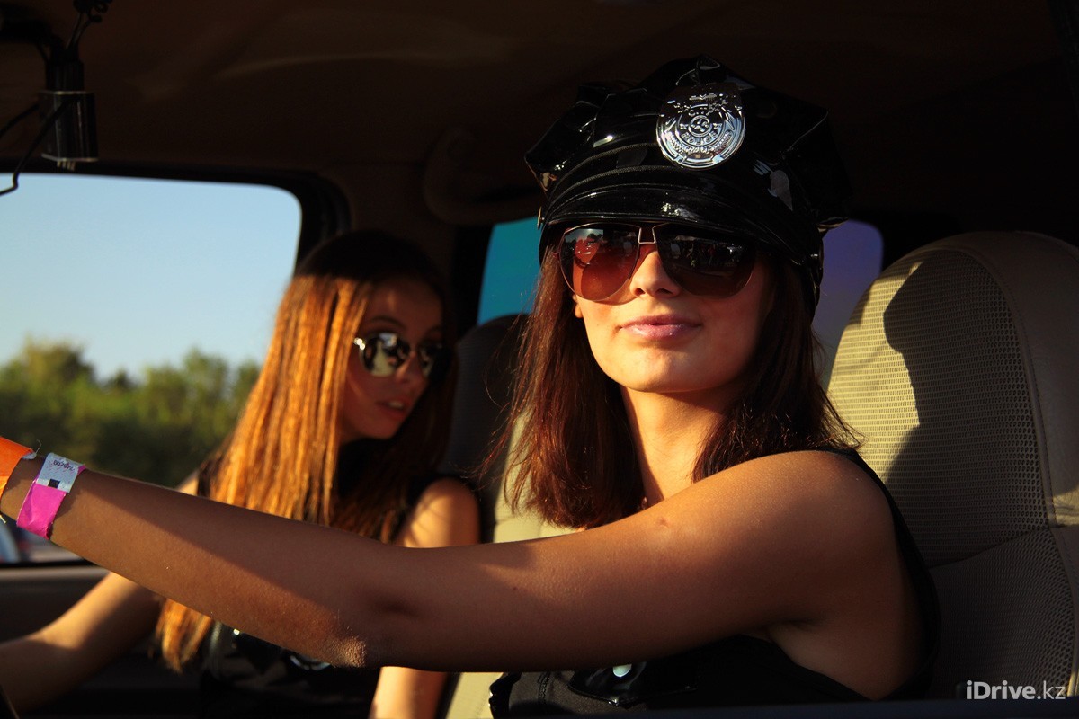 Women Two Women Women With Shades Brunette Police Women Car Interior Inside A Car 1200x800