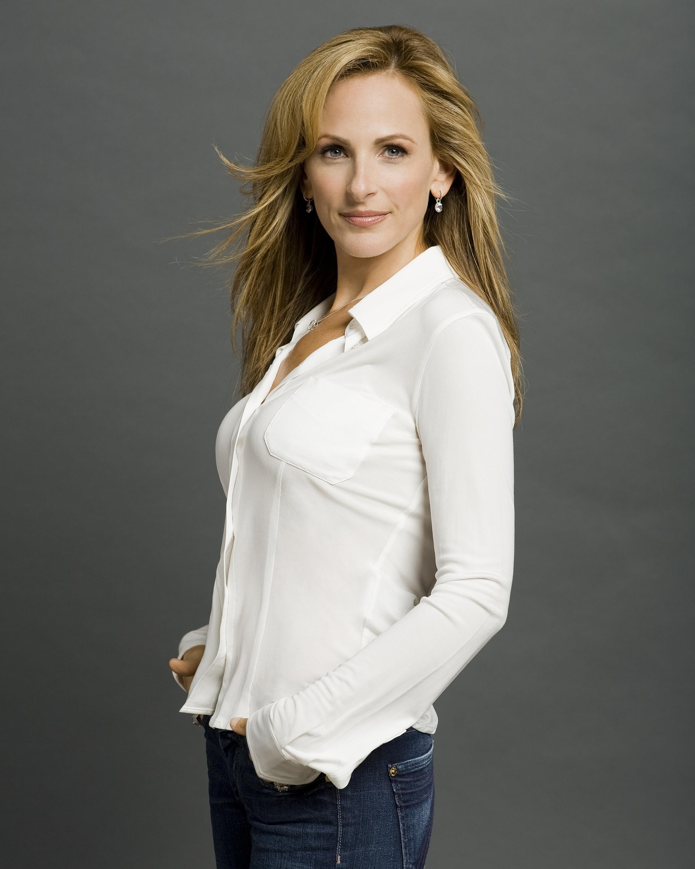 Marlee Matlin Actress Blonde Green Eyes Pink Lipstick White Clothing Jeans Rings 2400x3000