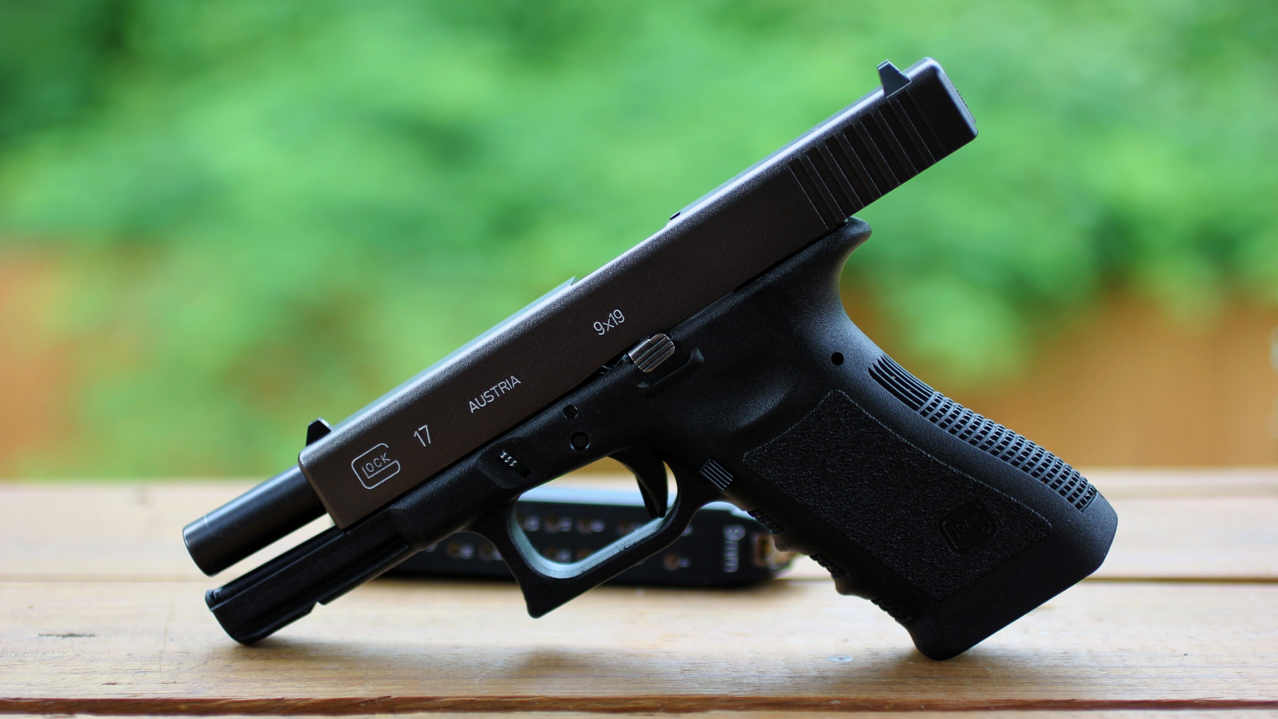 Gun Pistol Glock Glock 17 2560x1440
