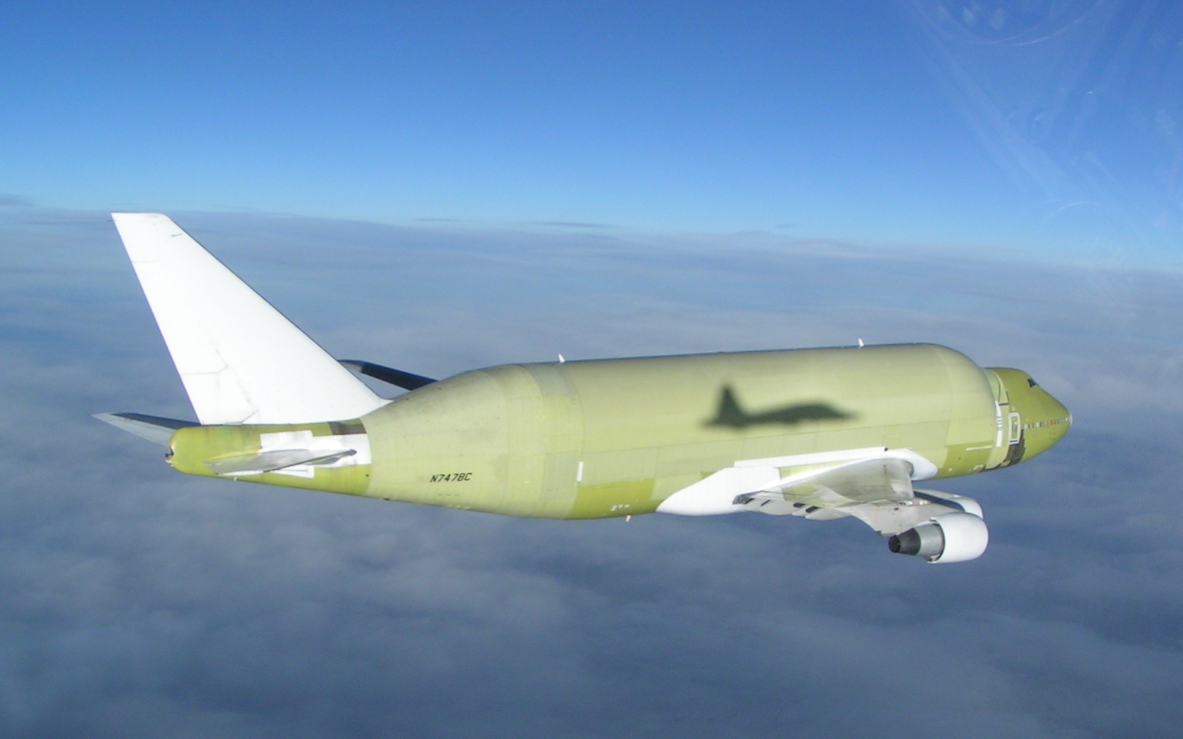 Airplane Boeing 747 Dreamlifter 1680x1050