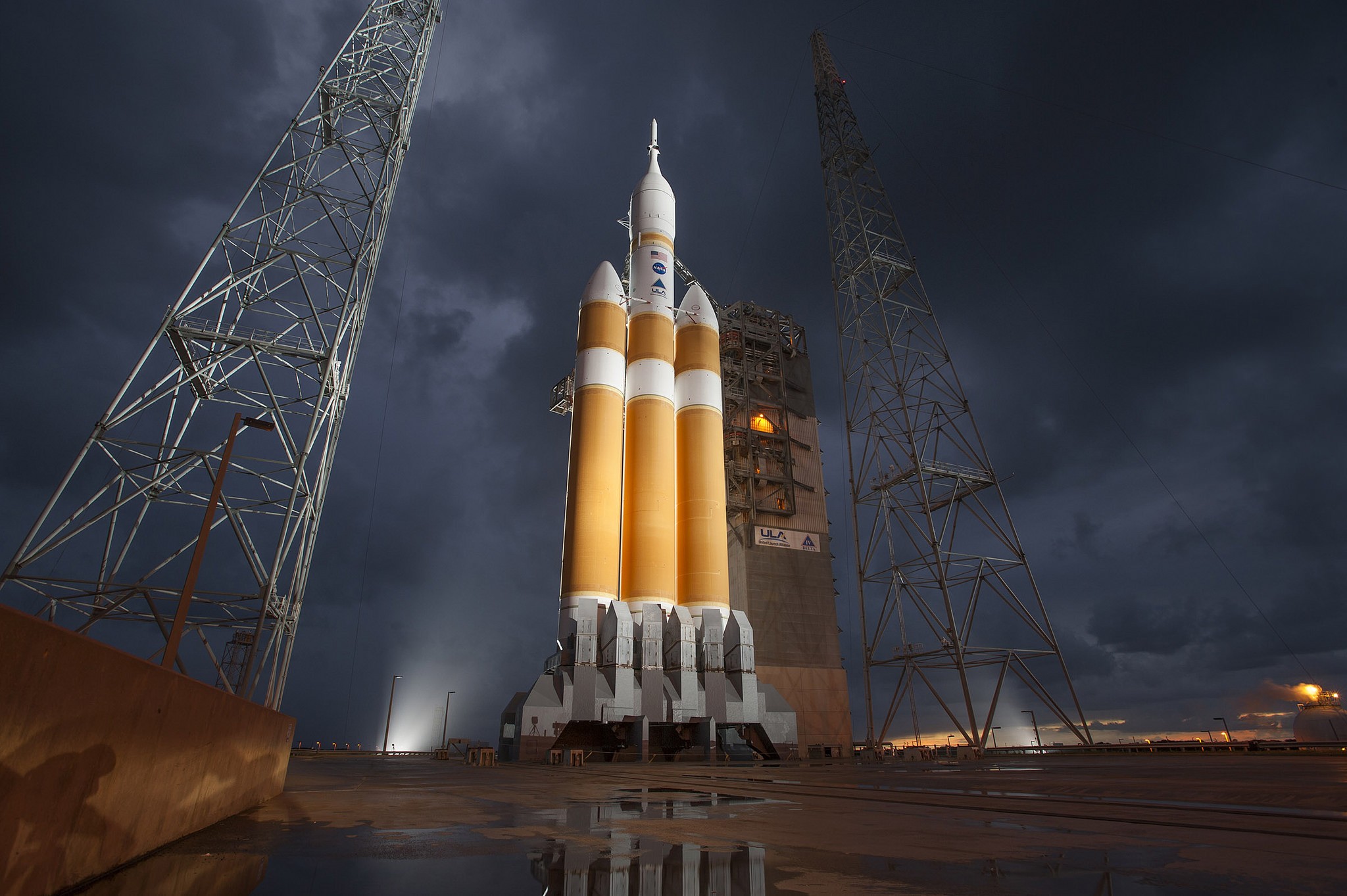 Landscape Clouds Storm NASA Spaceship Rocket Orion USA Construction Site Scaffolding Lights Water Pr 2048x1363