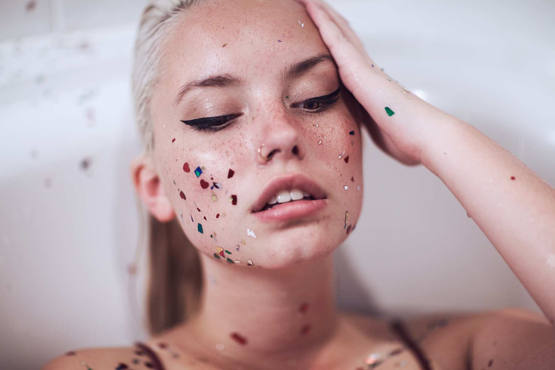 Women Ruby James Skye Thompson Blonde Freckles Glitter Open Mouth Face 1800x1200