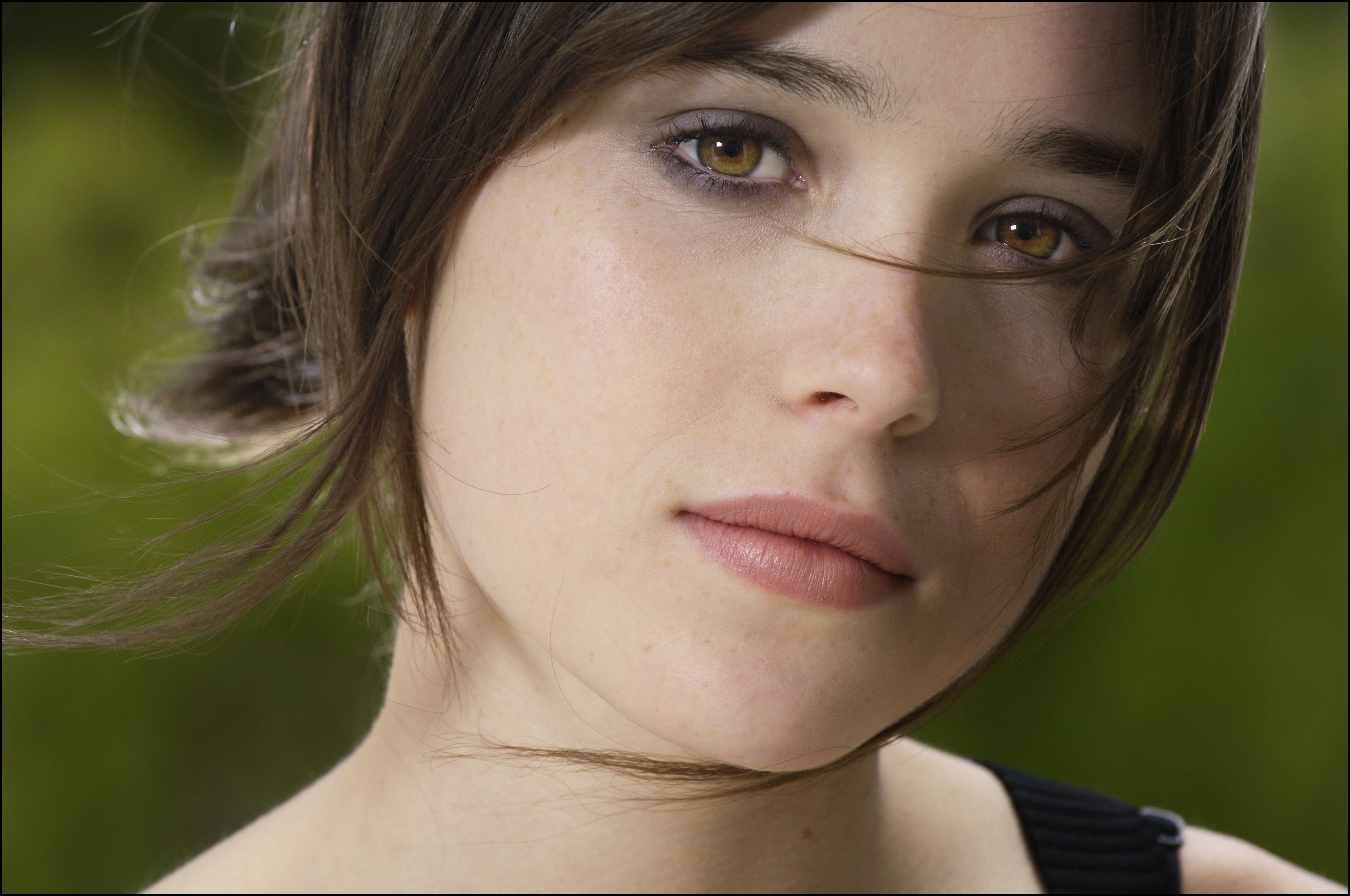 Ellen Page Celebrity Women Face Hazel Eyes Clean Skin Freckles Brunette Short Hair Looking At Viewer 4288x2848