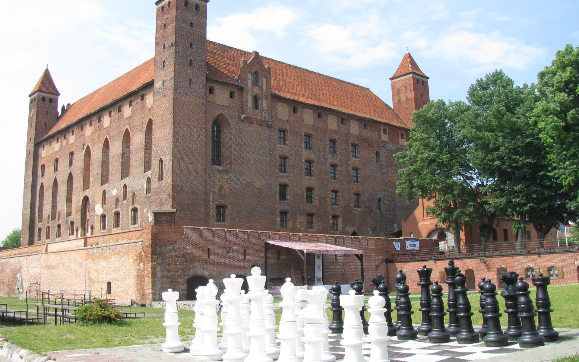 Man Made Gniew Castle 1920x1200