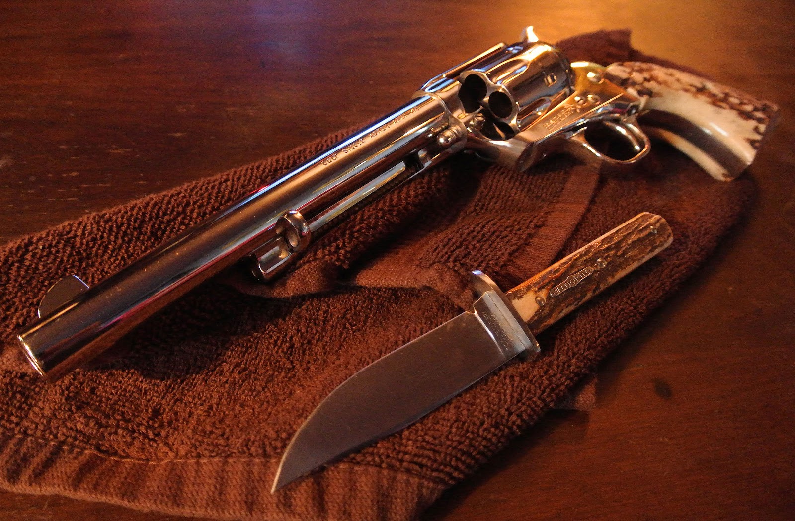 Weapons Colt Revolver 1600x1049