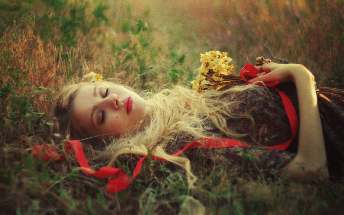 Model Woman Sleeping Dreaming Grass Flower 1440x900