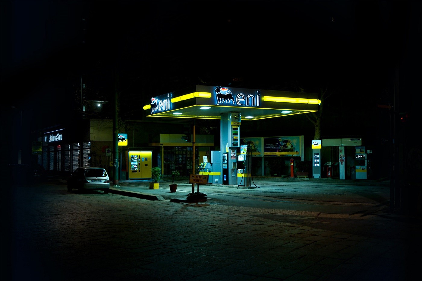 Gas Stations Night Car 1400x931