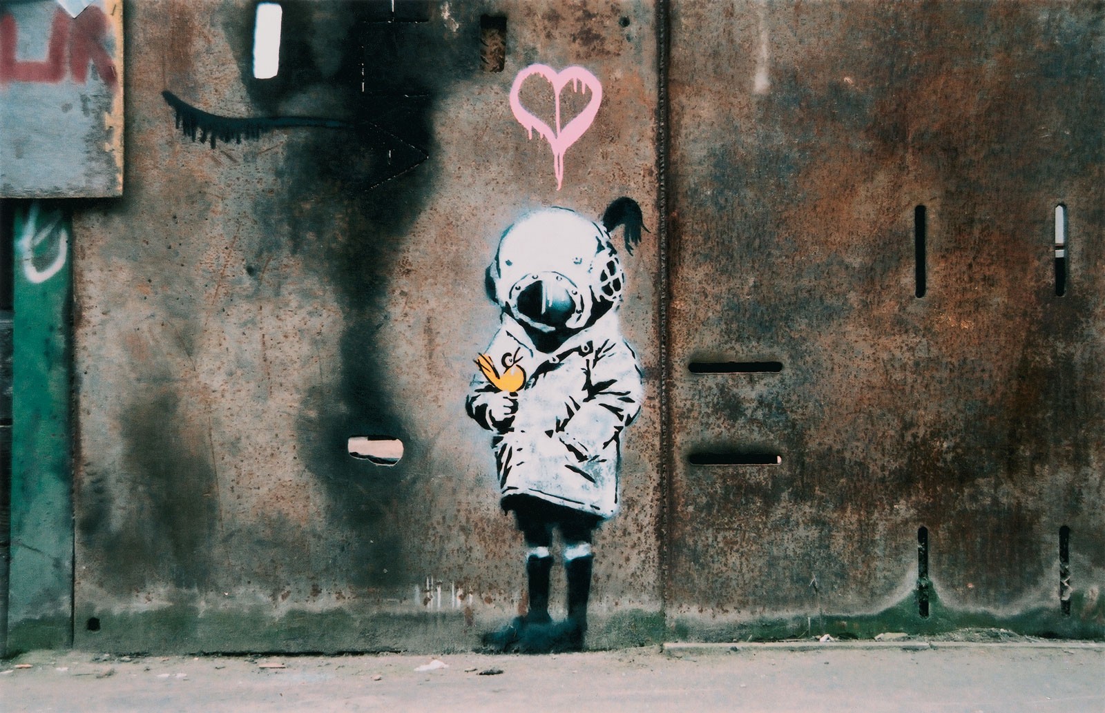 Graffiti Banksy Wall Pink Heart 1600x1033
