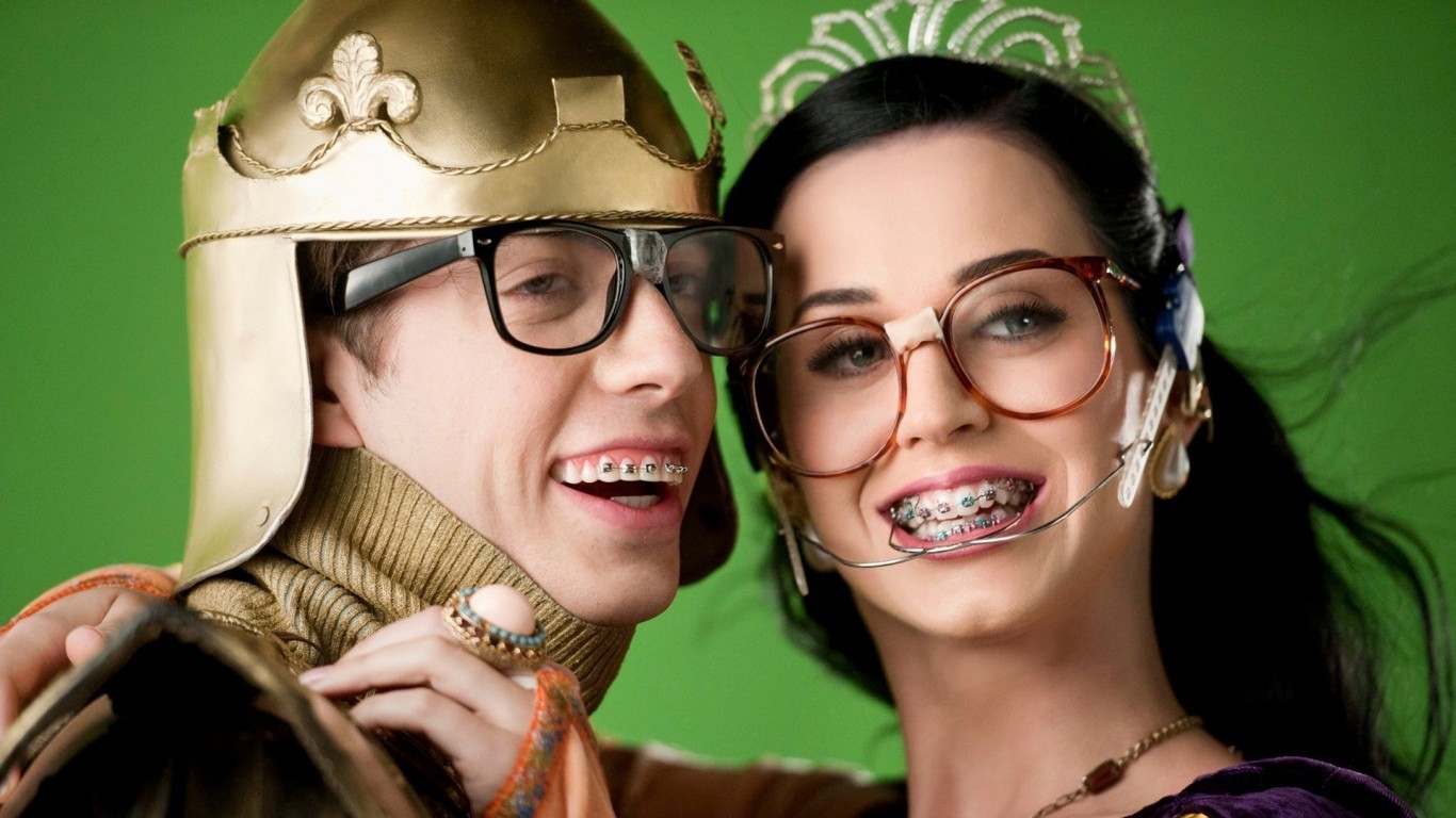 Katy Perry Braces Nerds Glasses Smiling Tiaras Green Background 1366x768