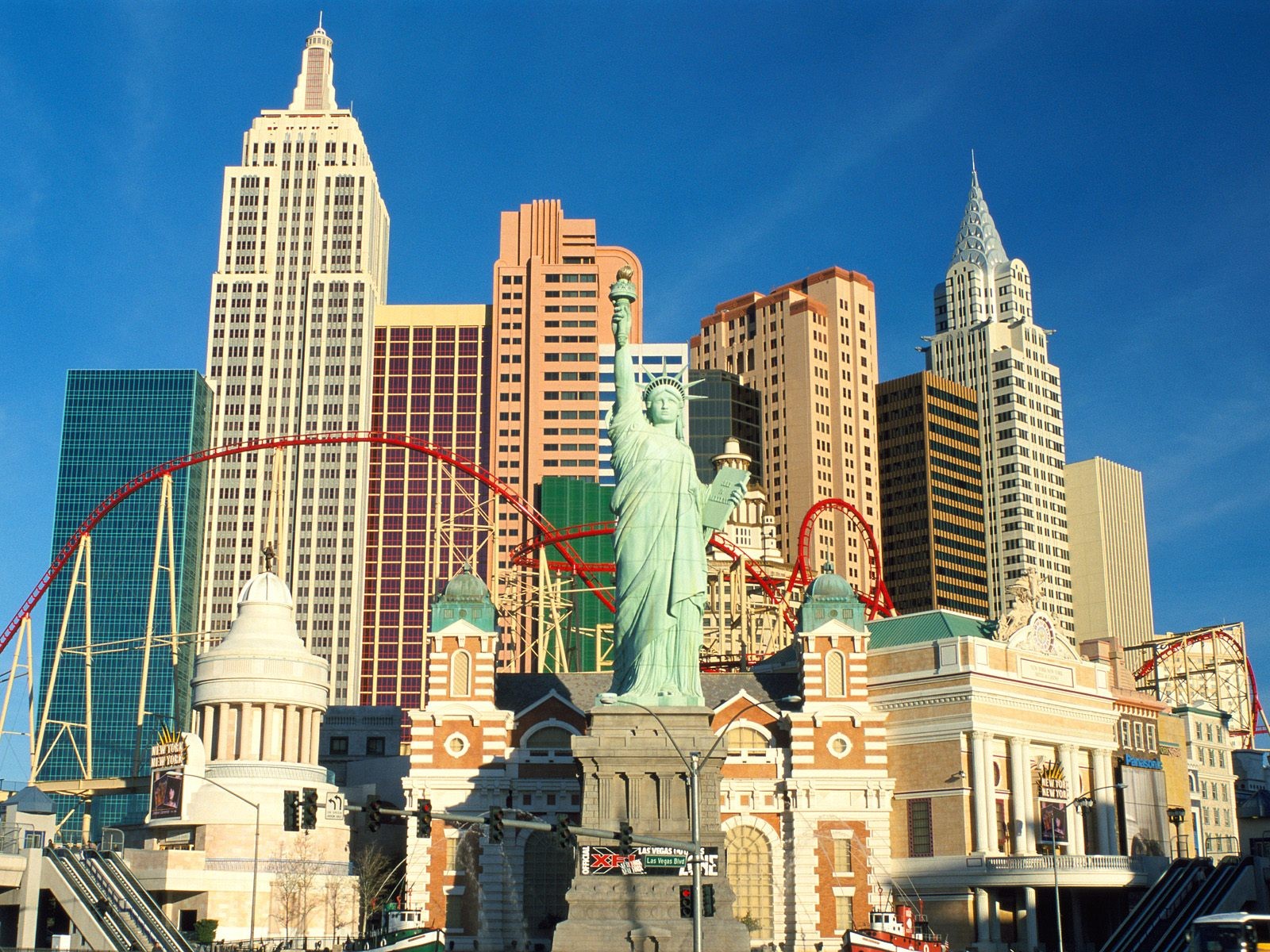 Las Vegas Hotel Architecture Statue Of Liberty Rollercoasters 1600x1200