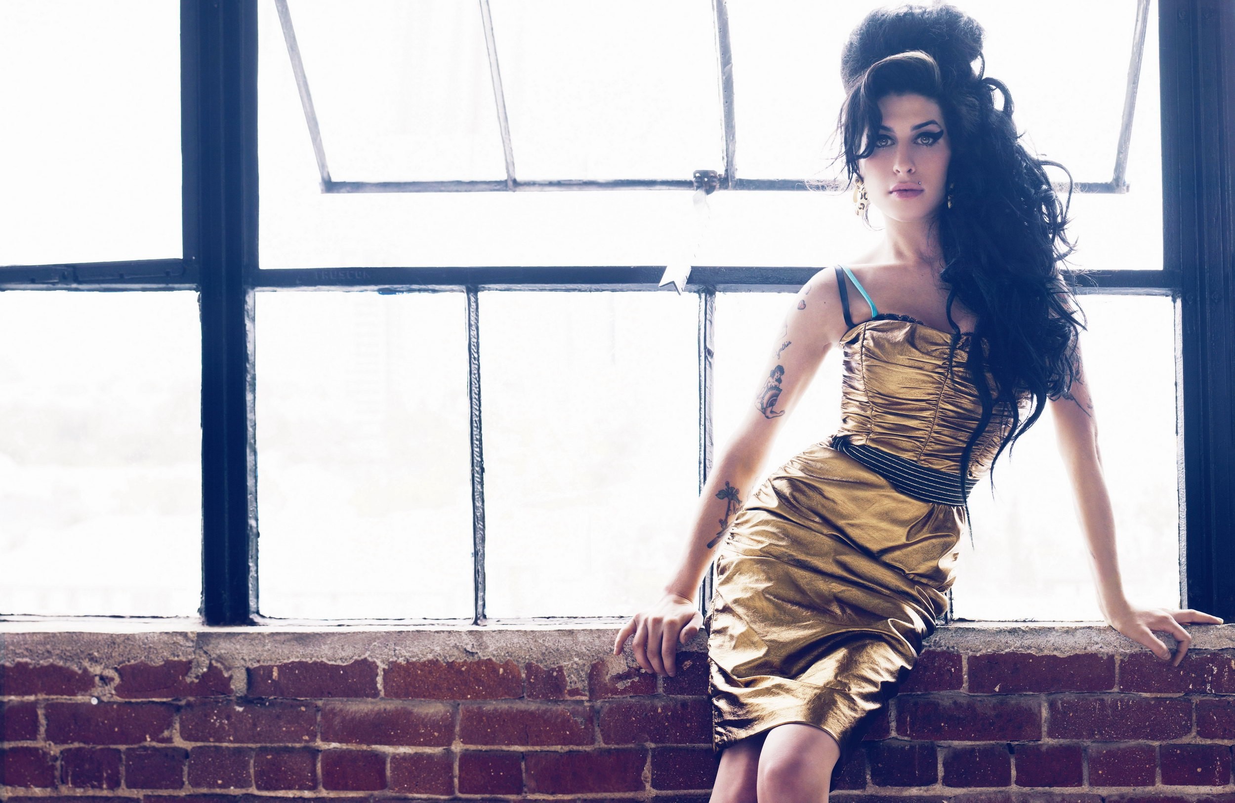 Amy Winehouse Singer Bricks Tattoo Window Brunette Women 2500x1626