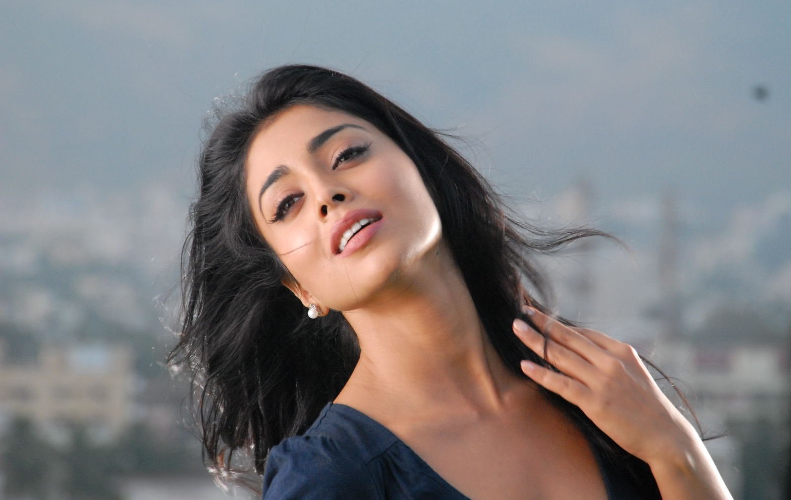 Shriya Saran 1600x1012