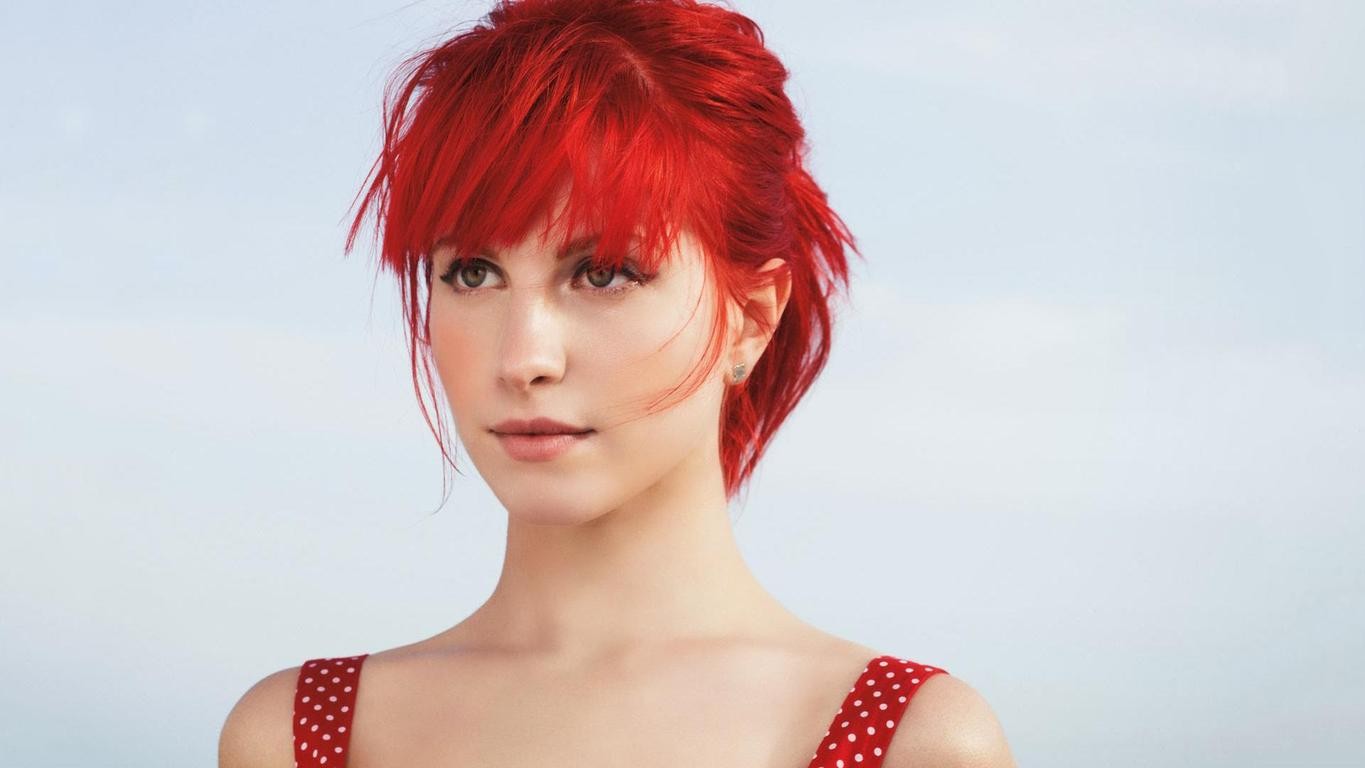 Redhead Singer Women Hayley Williams Neon Hair Simple Background Looking Into The Distance 1365x768