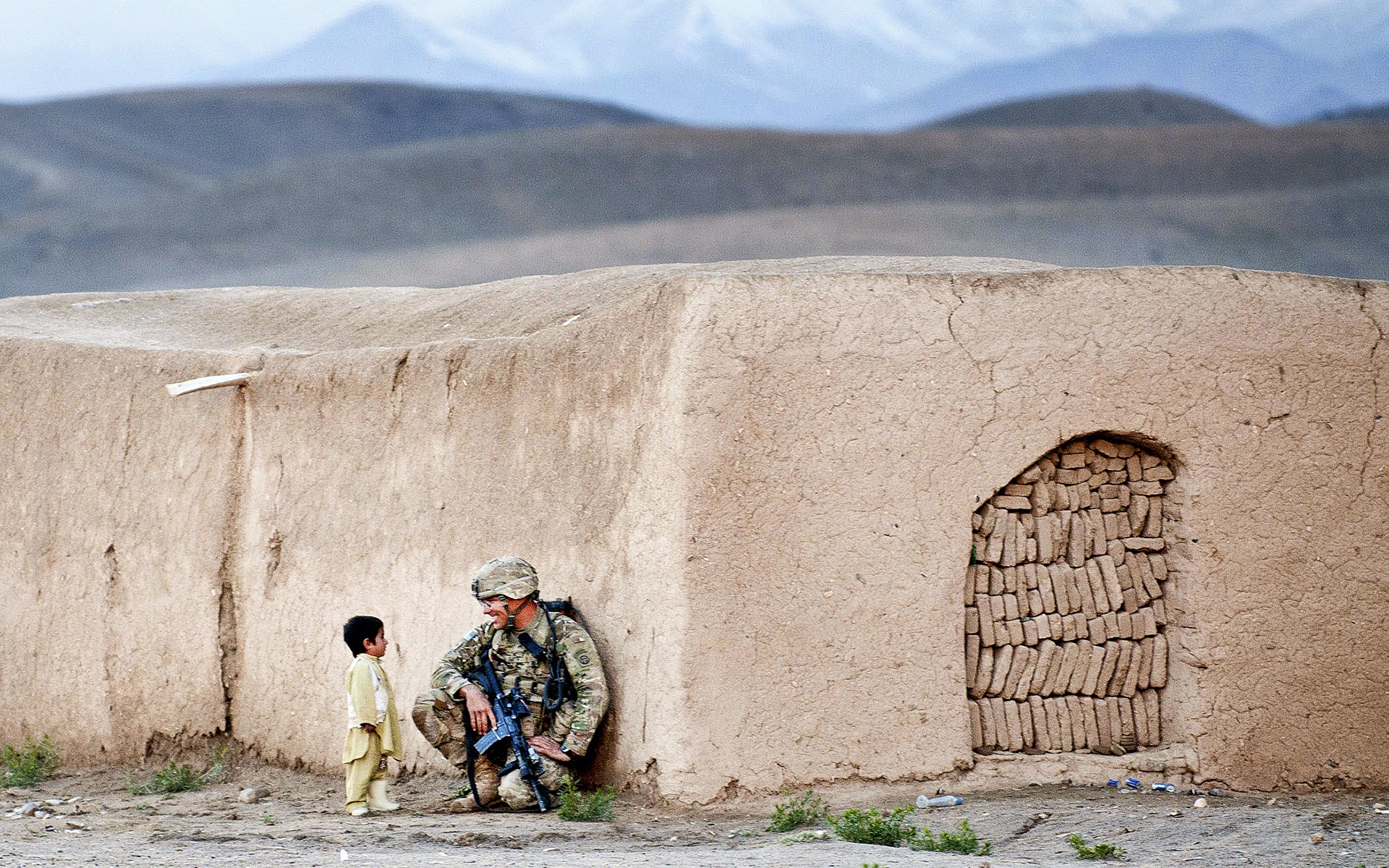 Soldier Afghanistan Children House Gun Bricks Smiling Military 1920x1200