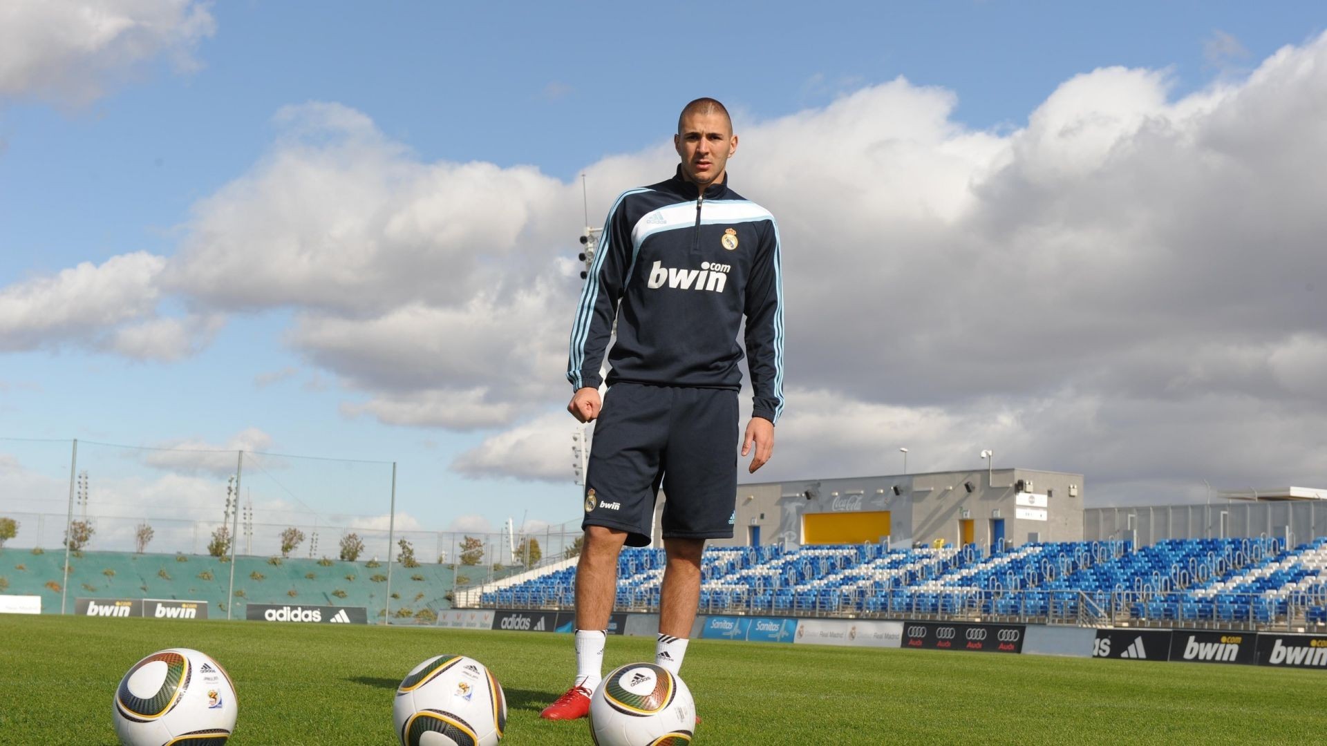 Real Madrid Karim Benzema Men Soccer Ball Soccer 1920x1080