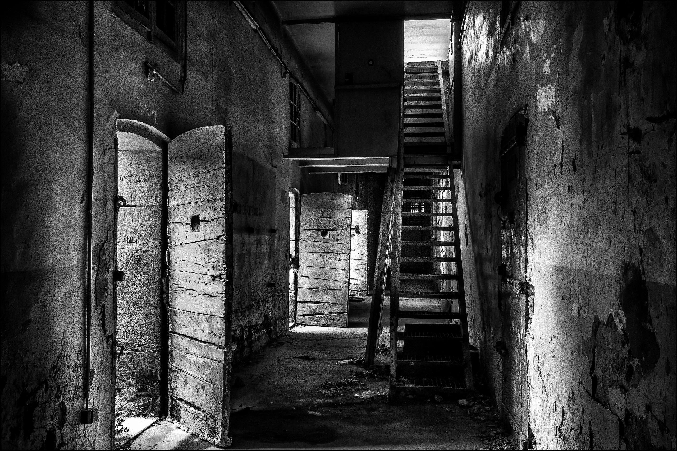 Ruin Black Amp White Prison Jail Stairs 2560x1707