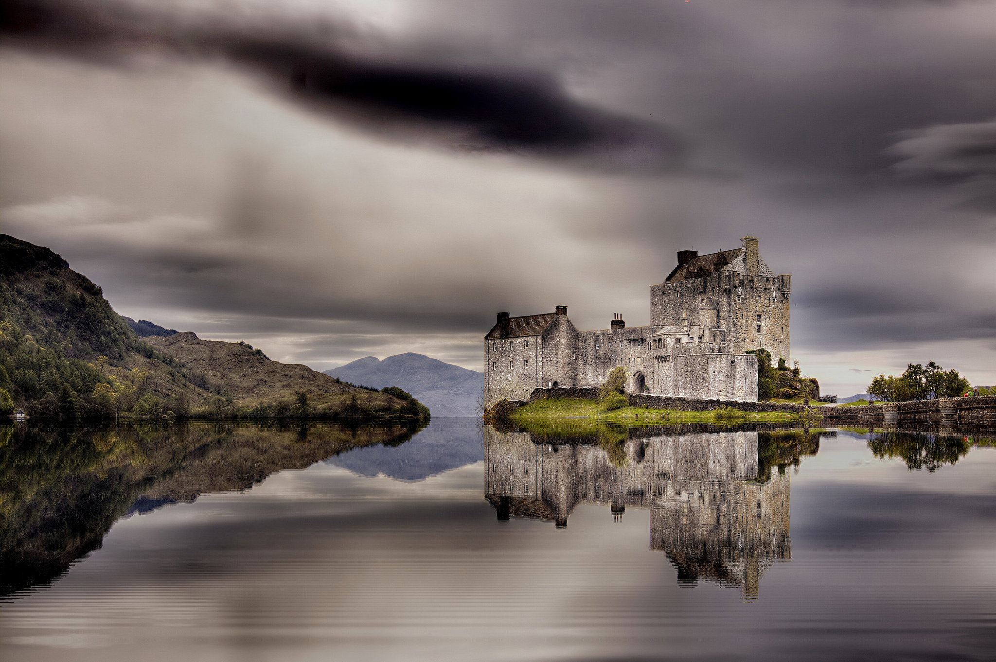 Eilean Donan Castle Scotland 2048x1362