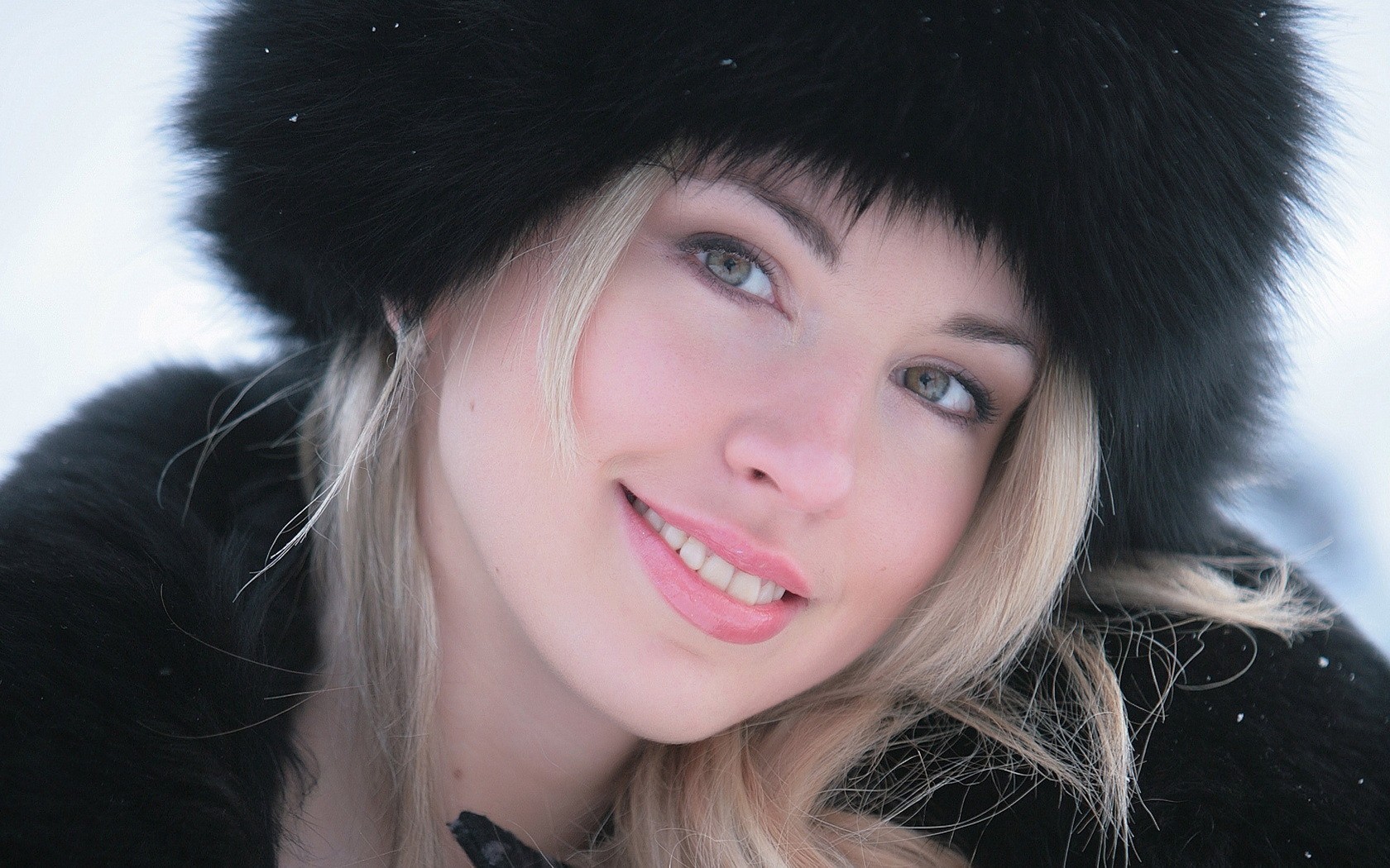 Women Blonde Funny Hats Green Eyes Face Women Outdoors Smiling Hat 1680x1050