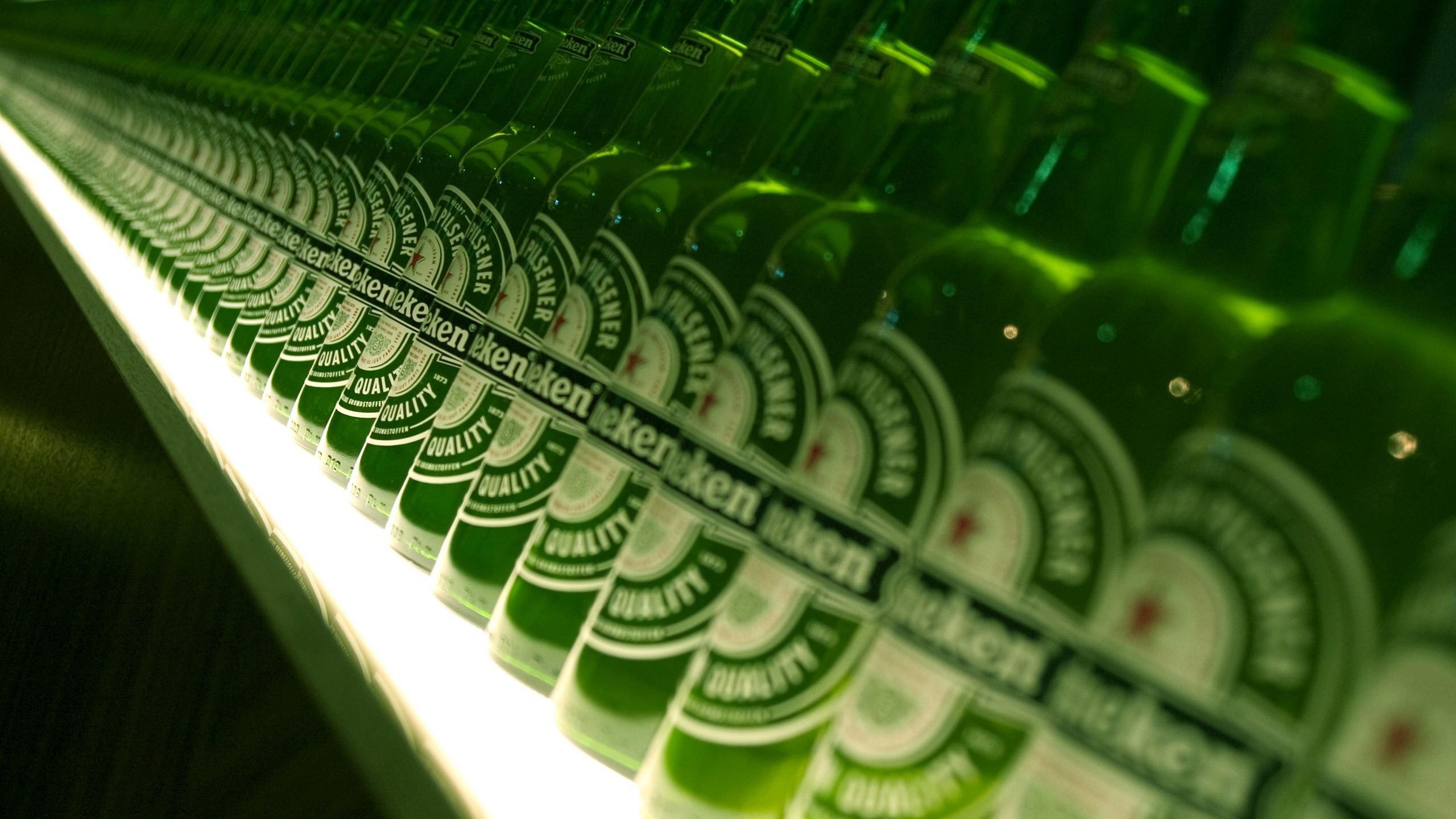 Bottles Green Heineken Dutch Photography Beer Depth Of Field Alcohol 2560x1440