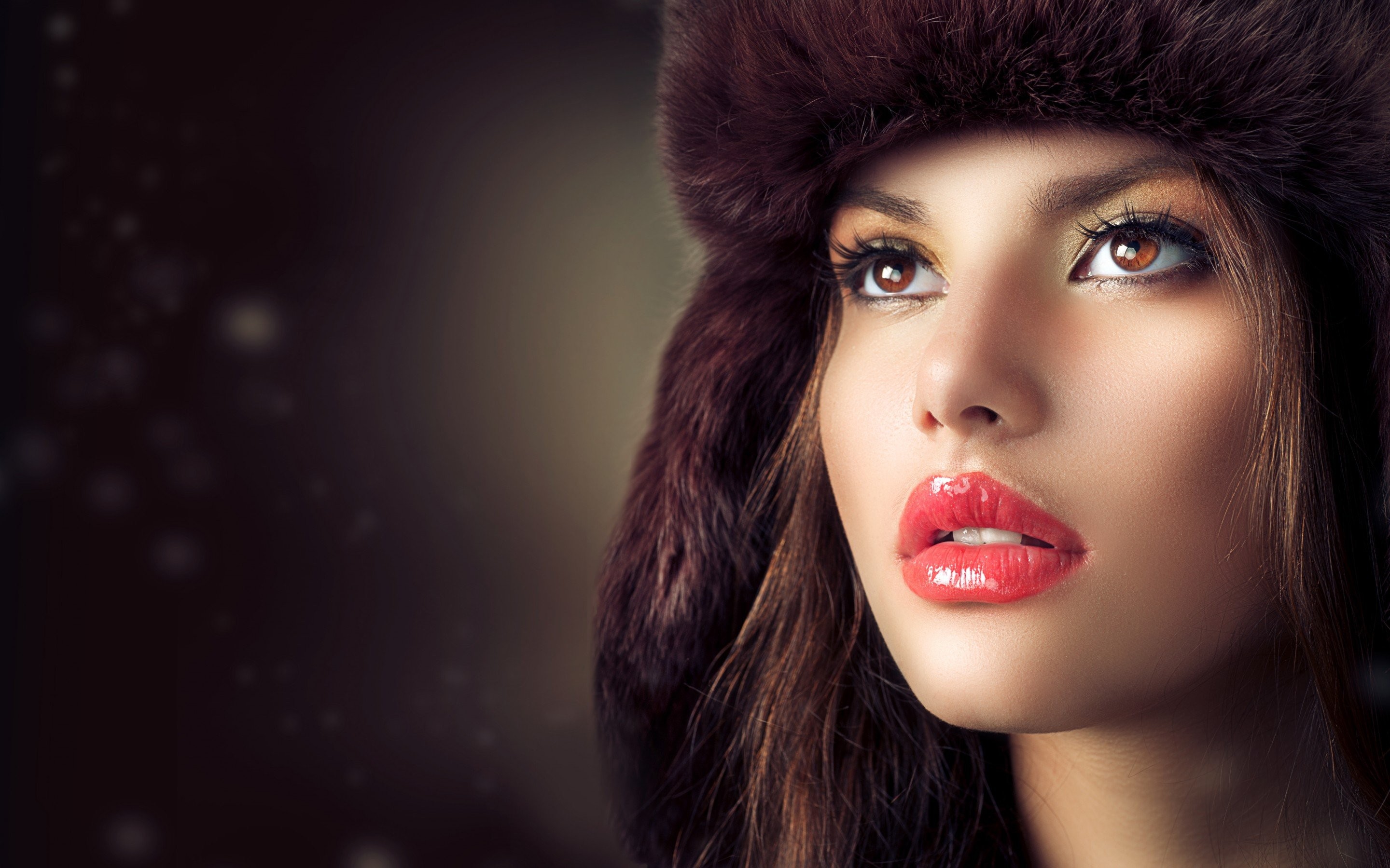 Women Model Brunette Long Hair Face Open Mouth Red Lipstick Brown Eyes Airbrushed Funny Hats Lip Glo 2880x1800