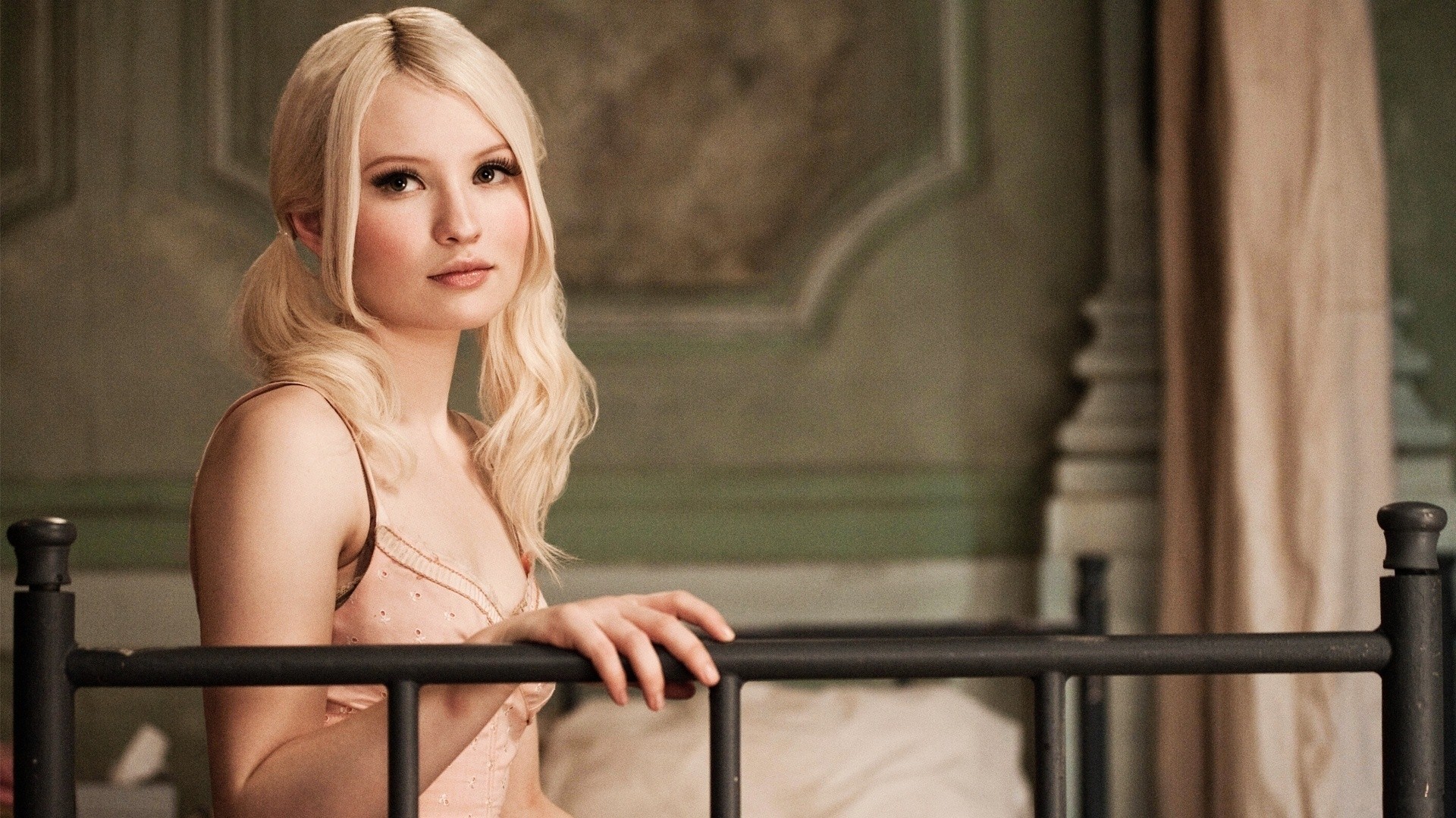 Emily Browning Sucker Punch Babydoll Actress Blonde Looking At Viewer Movies Women Long Hair 1920x1080