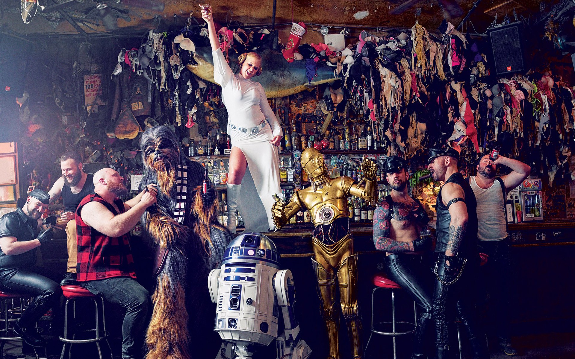 Amy Schumer Blonde Star Wars Parody Bars R2 D2 Chewbacca C 3PO GQ Magazine 1920x1200