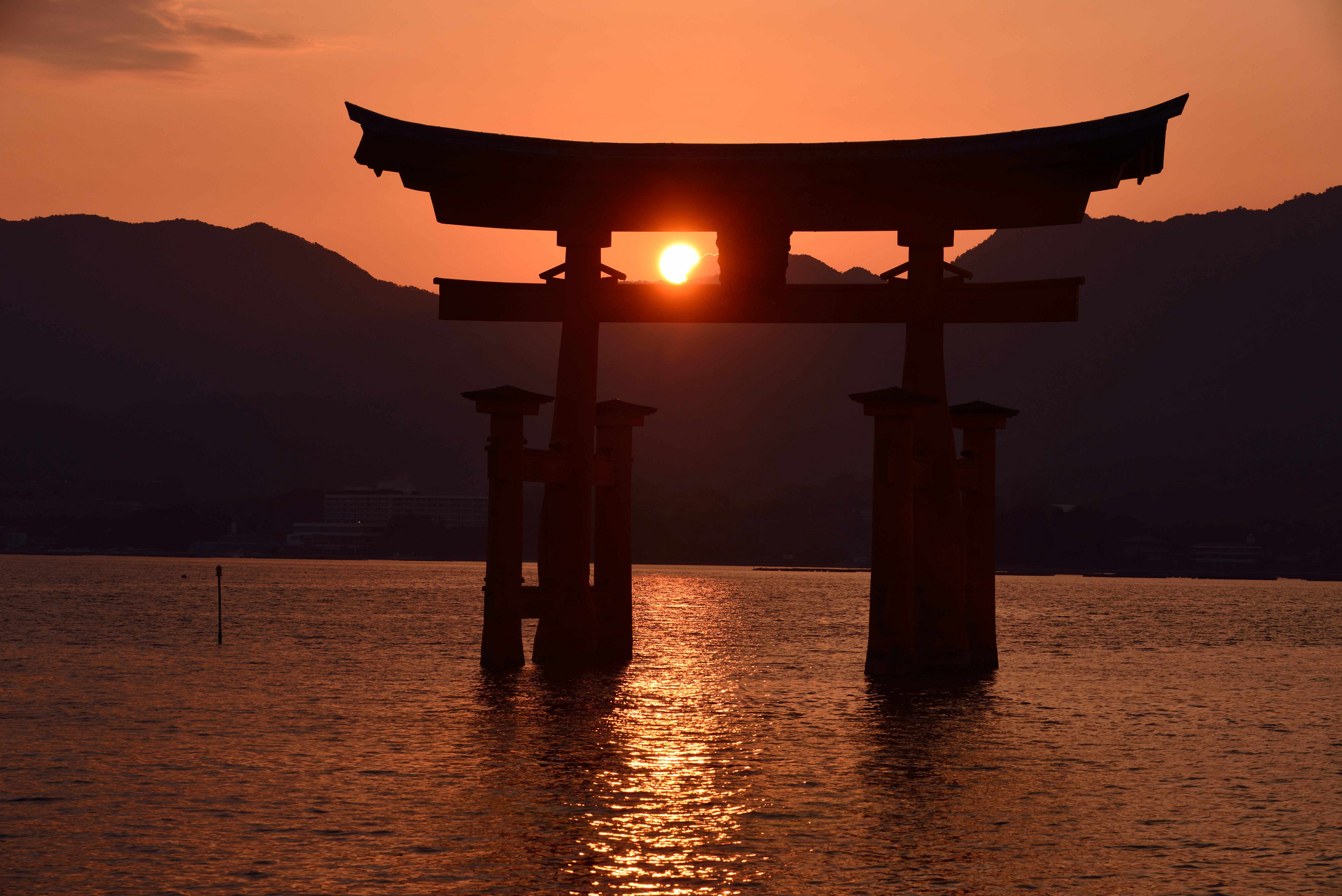 Itsukushima Torii Japan Hatsukaichi Hiroshima Sunset Mountain 2048x1367