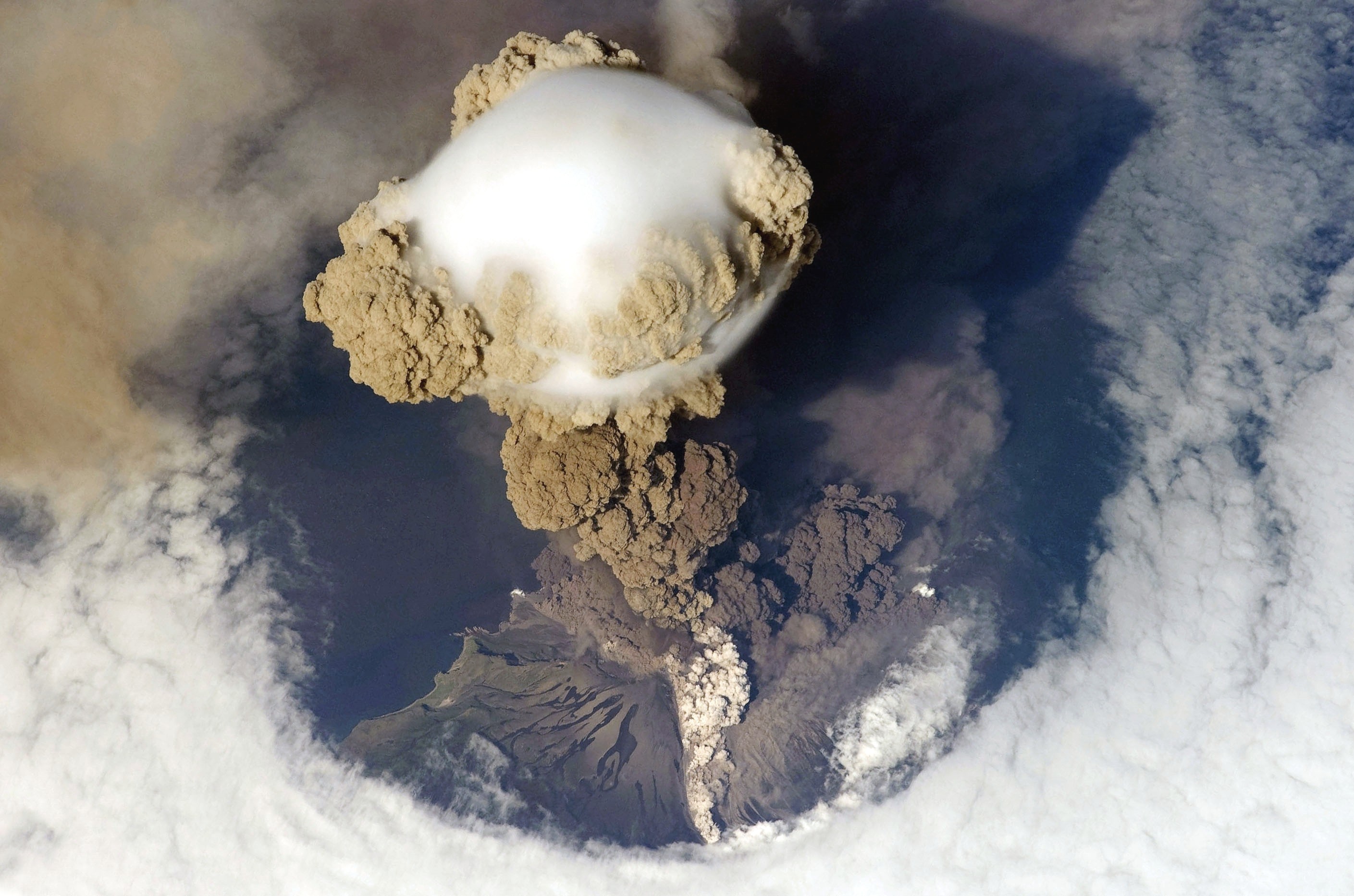 Volcano Eruptions Aerial View Island Smoke Clouds Nature Landscape 2818x1866