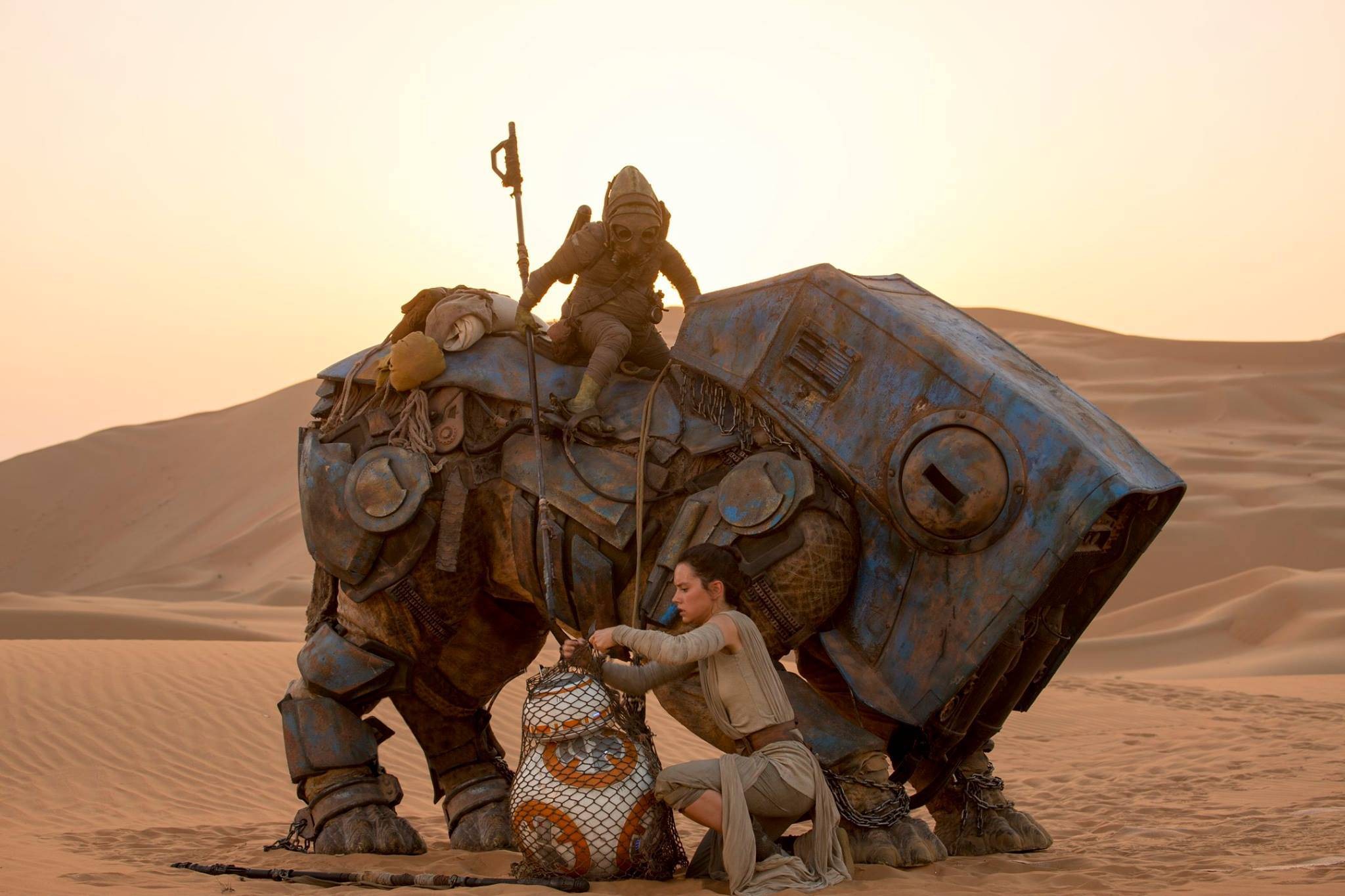Star Wars Star Wars The Force Awakens Daisy Ridley BB 8 Movies Jakku Rey Rey From Star Wars 2048x1365