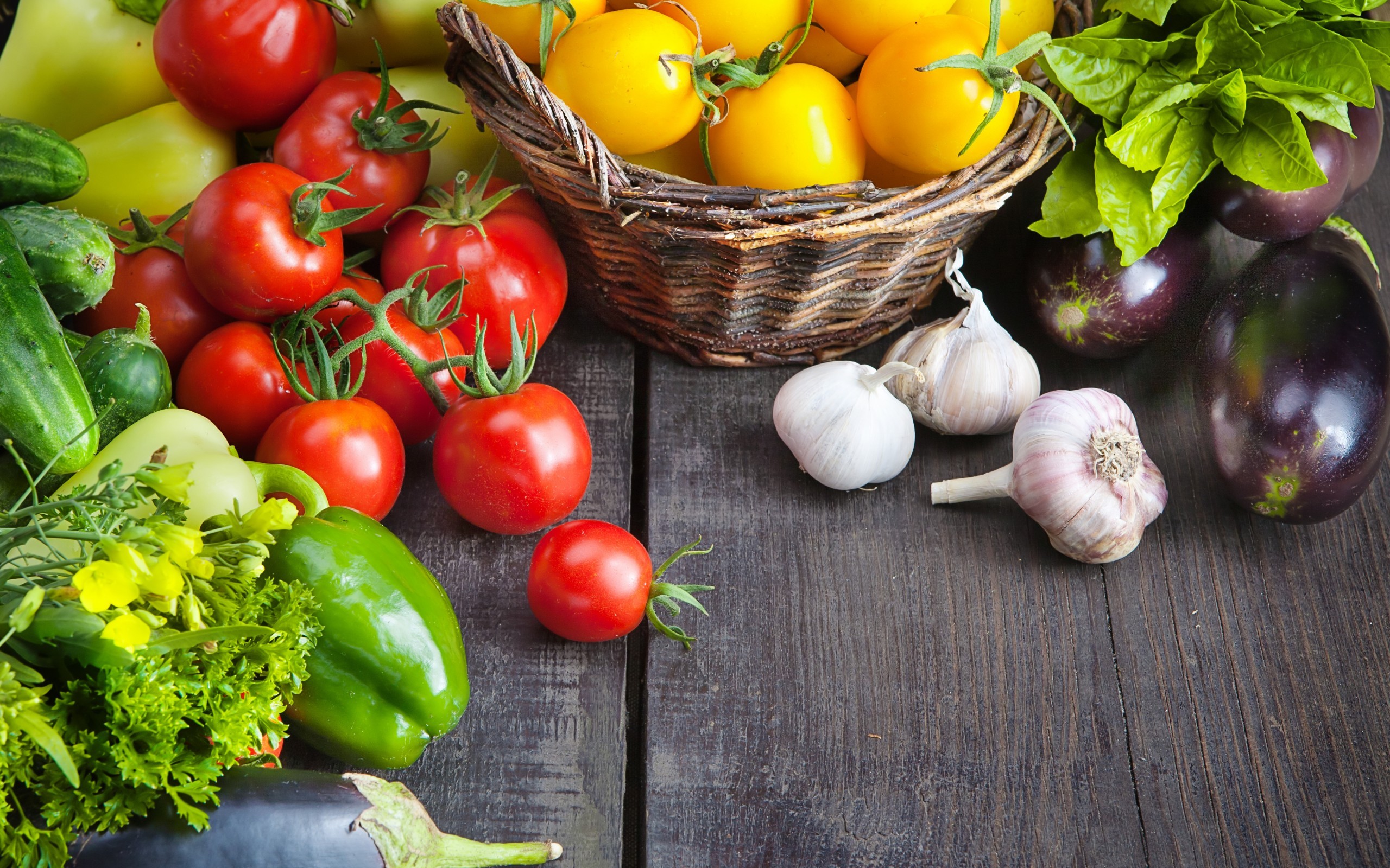 Food Vegetables Tomatoes Eggplant Baskets Wooden Surface Colorful Colorful Garlic 2560x1600