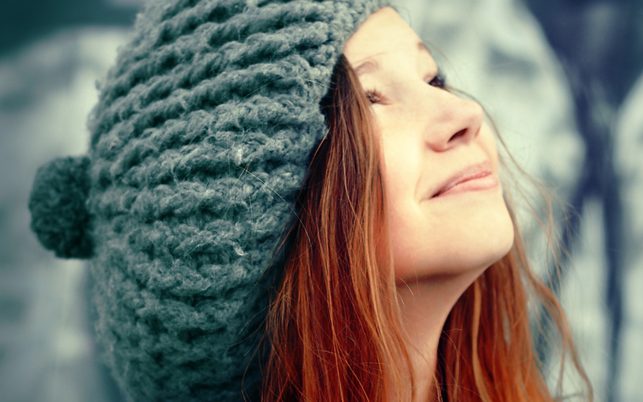 Redhead Women Face Funny Hats Looking Up Model 1280x800