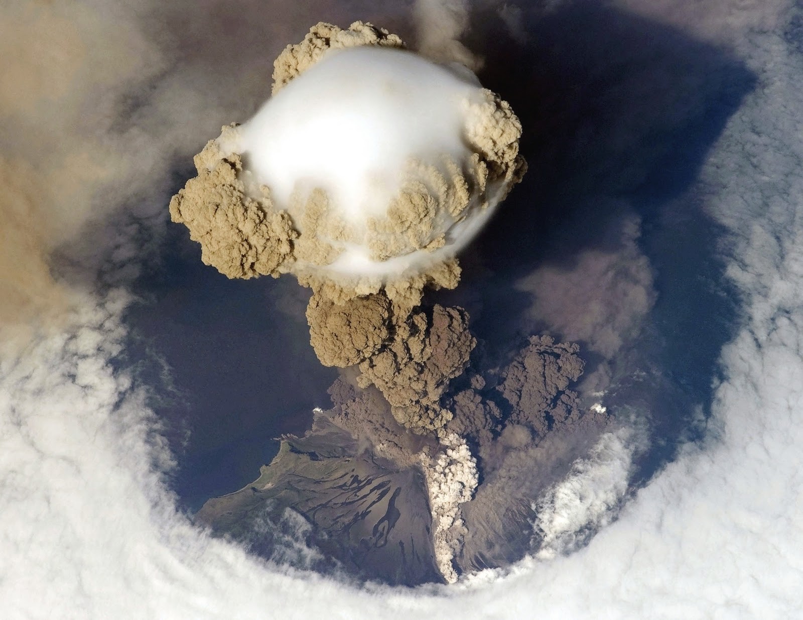 Volcano Eruptions Birds Eye View Smoke Clouds 1600x1235