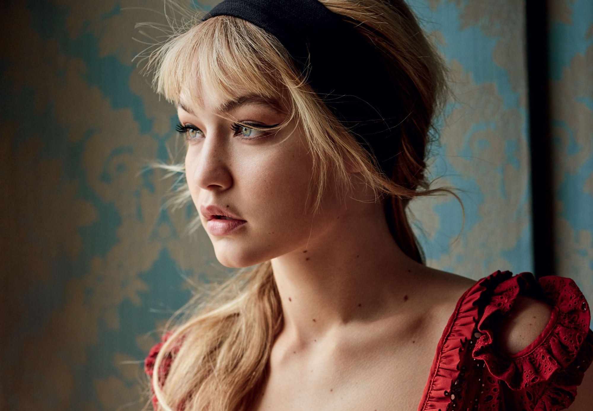 American Blonde Face Gigi Hadid Model 2000x1386