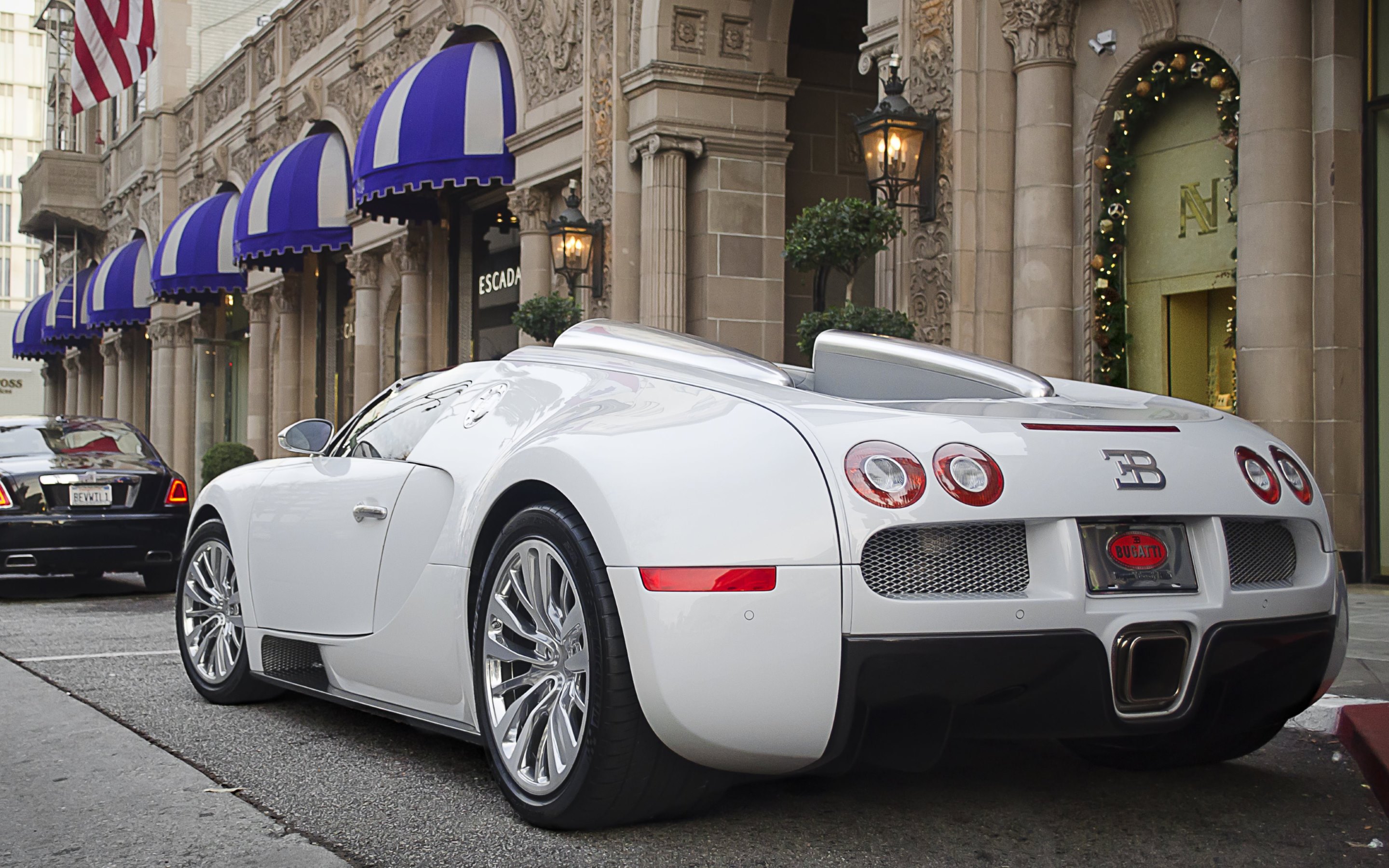 Bugatti Car Street 2880x1800