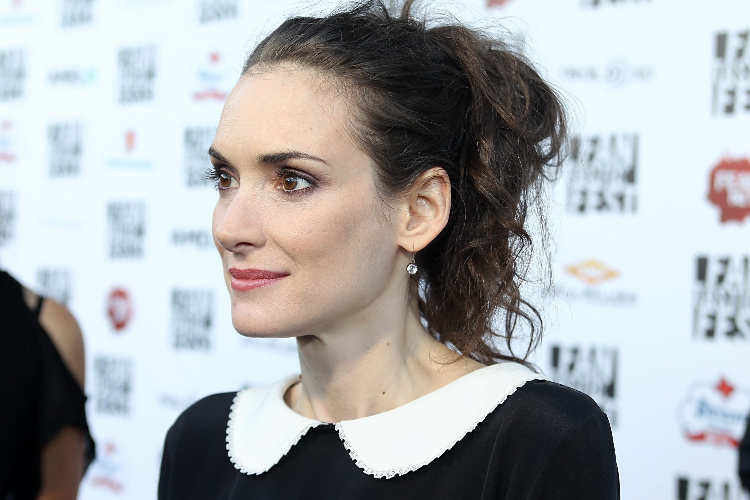 Winona Ryder 2500x1666