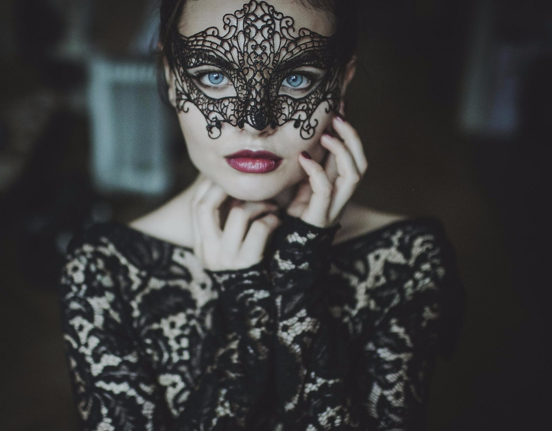 Black Blue Eyes Face Girl Lipstick Mask Woman 1920x1499