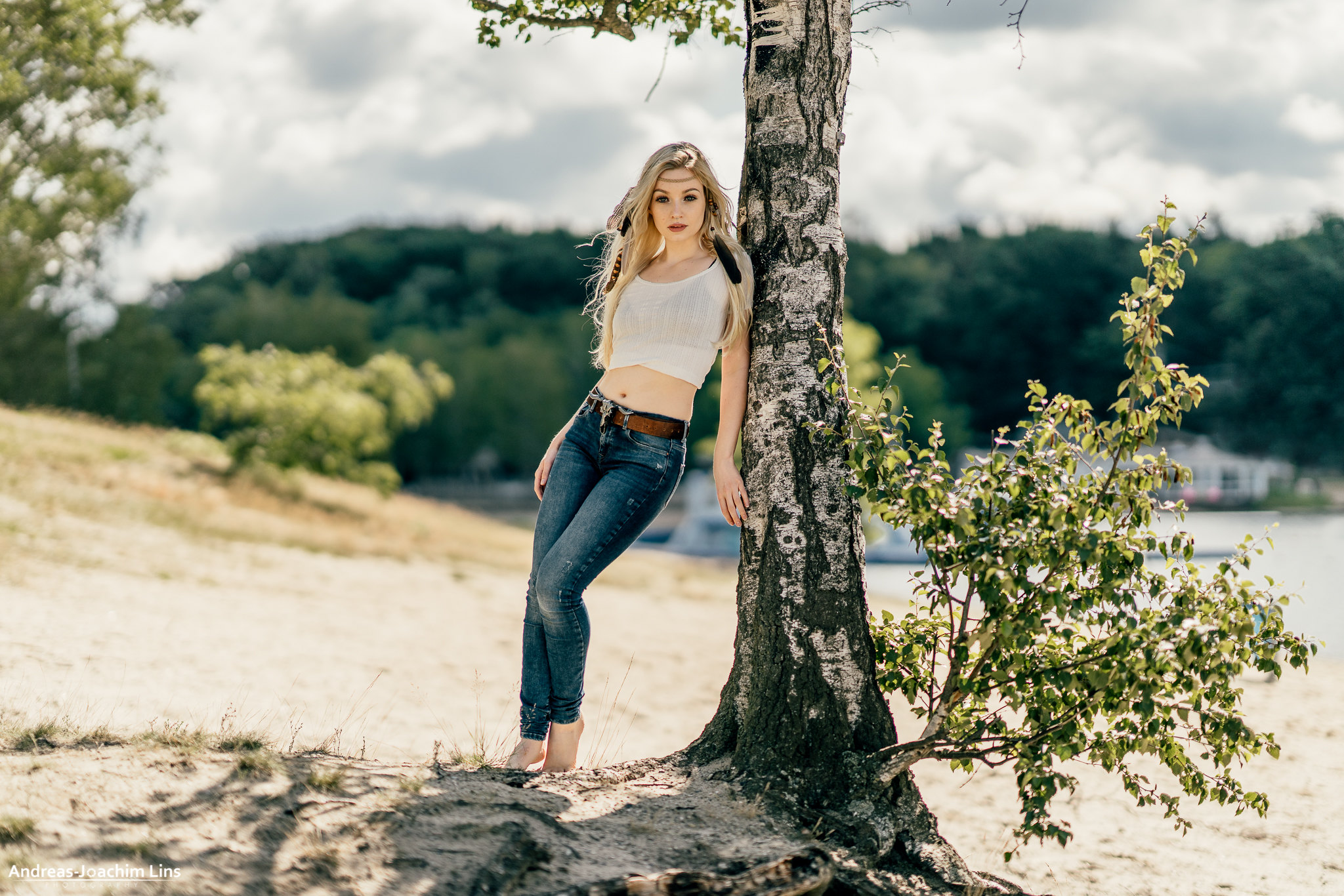 Women Model Blonde Loba Looking At Viewer Parted Lips Feathers White Tops Belt Jeans Barefoot Trees  2048x1366