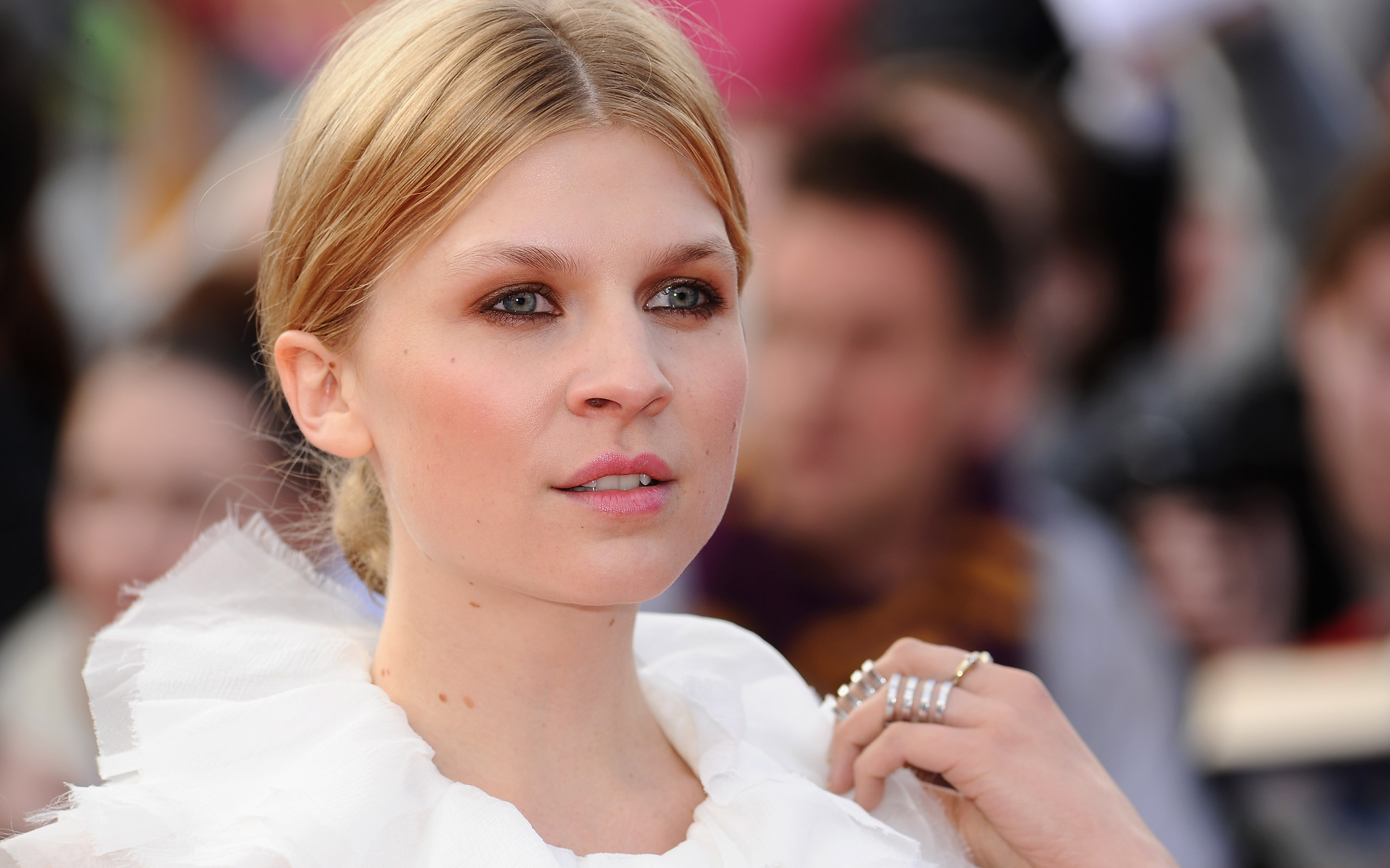 Actress Clemence Poesy French 2880x1800