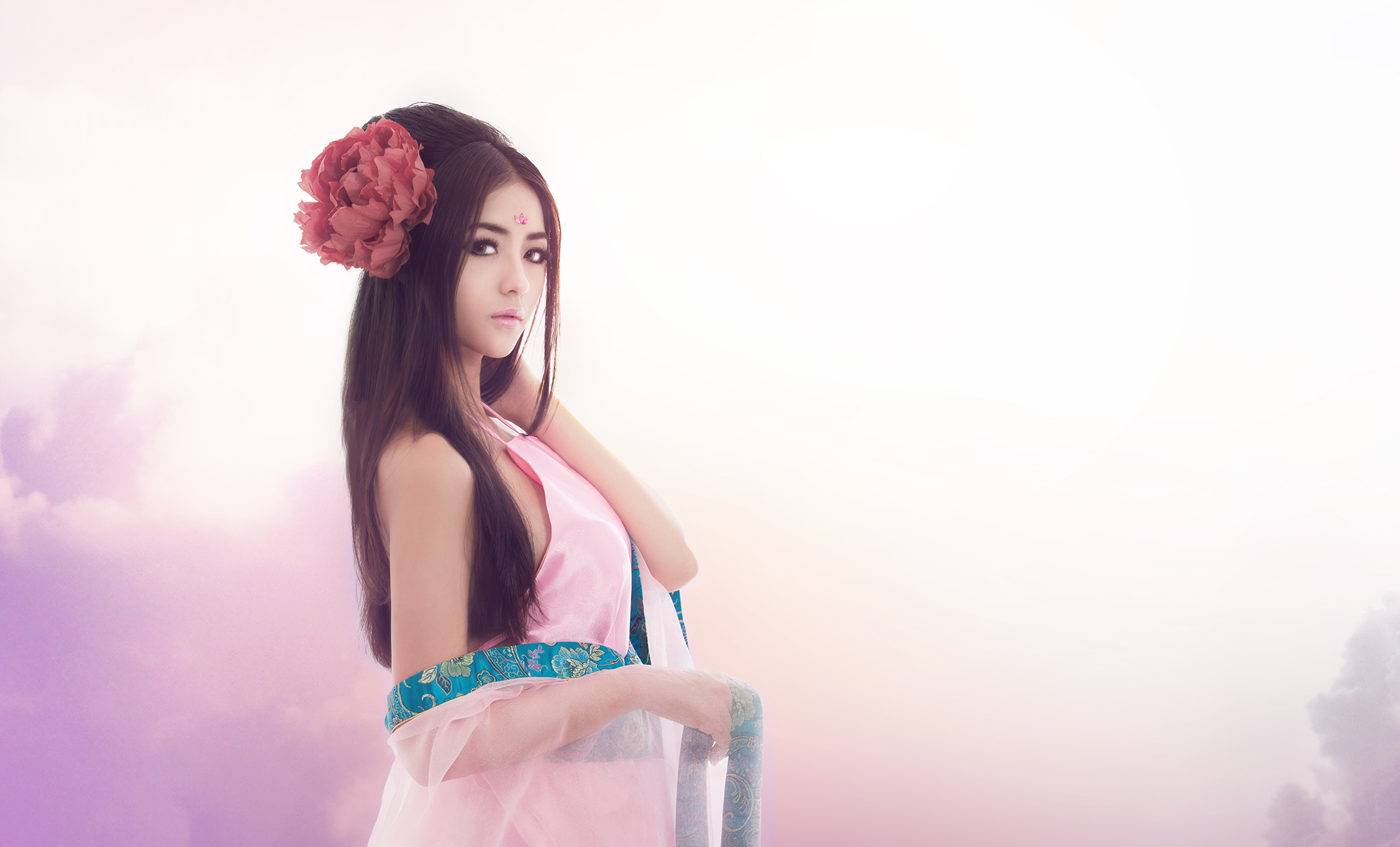 Flower Girl Vietnamese Woman 2100x1271