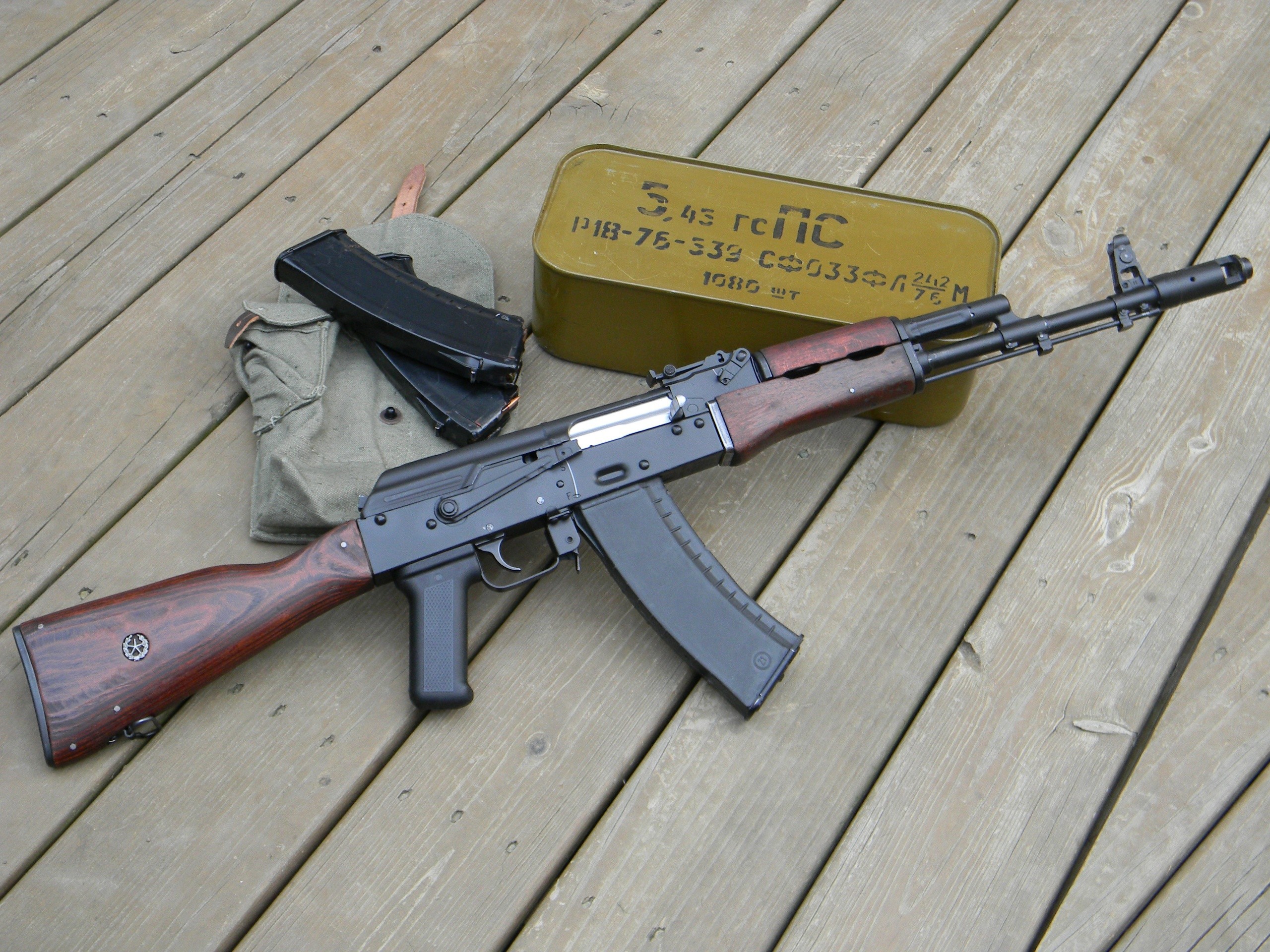Weapons AK 47 2560x1920