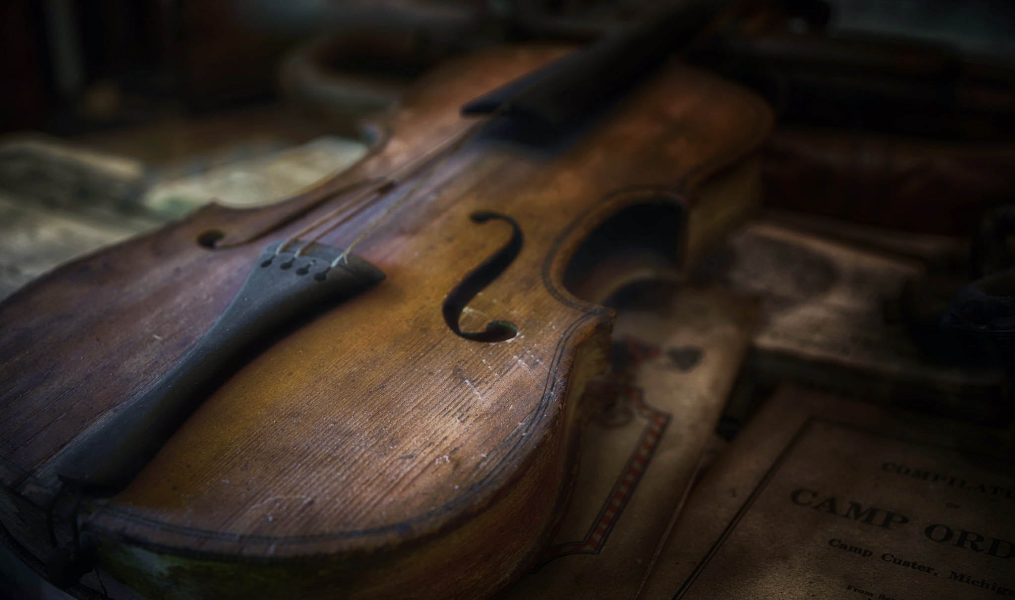 Close Up Instrument Violin 2047x1210